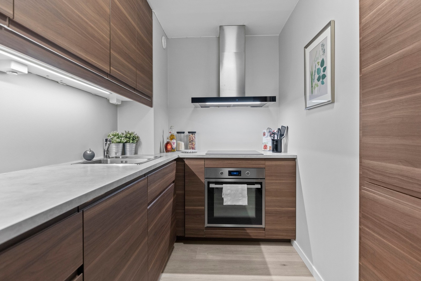 Skap- og skuffeløsningene utnytter plassen godt og gir rikelig med oppbevaringsmuligheter Galleribilde