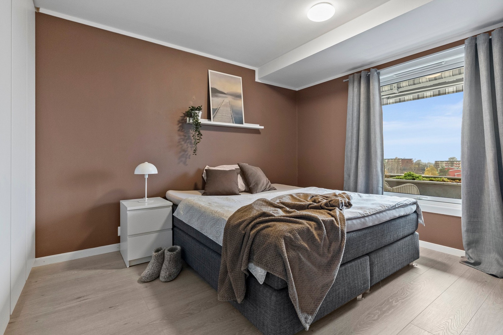 Soverommet har en himlingshøyde på ca. 2,38 meter og er utstyrt med laminatgulv, malte vegger og tak Galleribilde