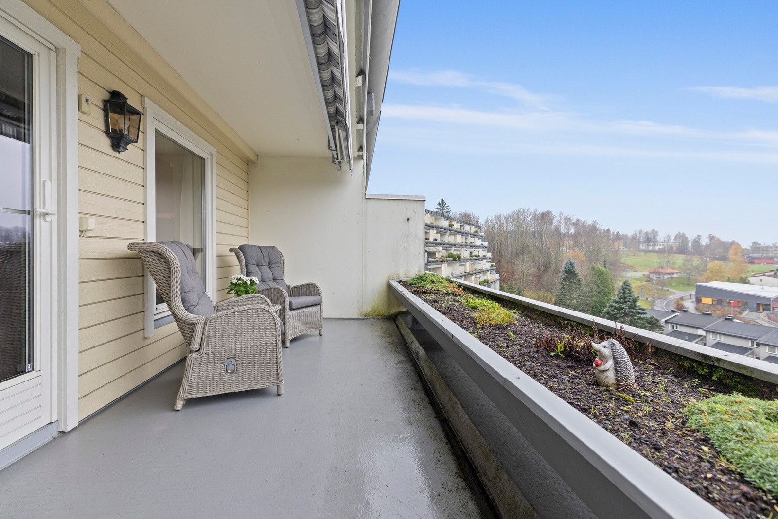 Den vestvendte balkongen med utgang fra stuen er på ca. 12 kvm og har et støpt dekke som gir en solid og stabil overflate Galleribilde