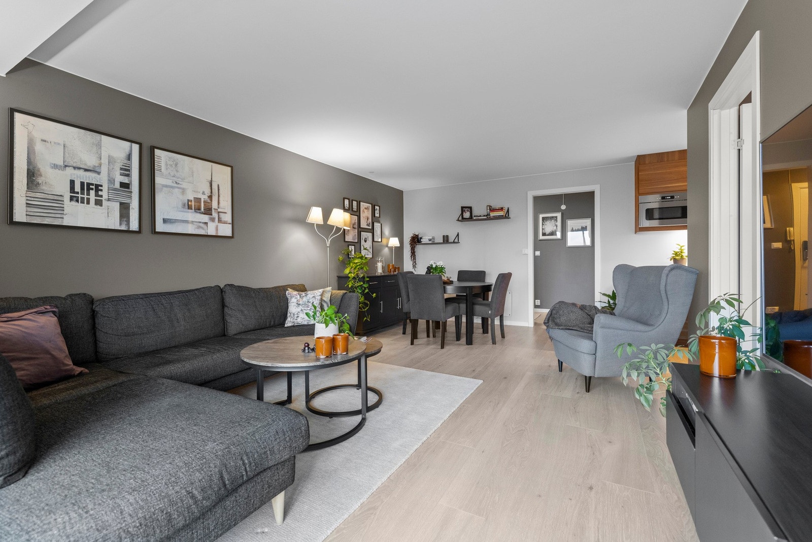 Overflatene består av malte vegger og tak, samt et laminatgulv som ble lagt i 2020 Galleribilde