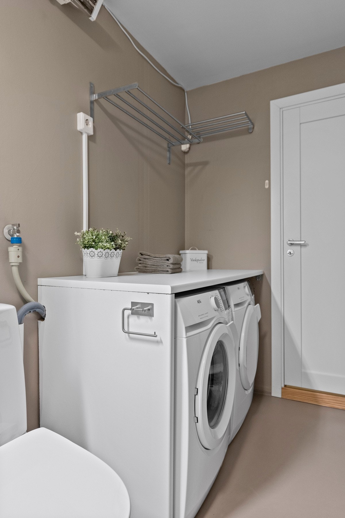 Det er opplegg til vaskemaskin og tørketrommel Galleribilde