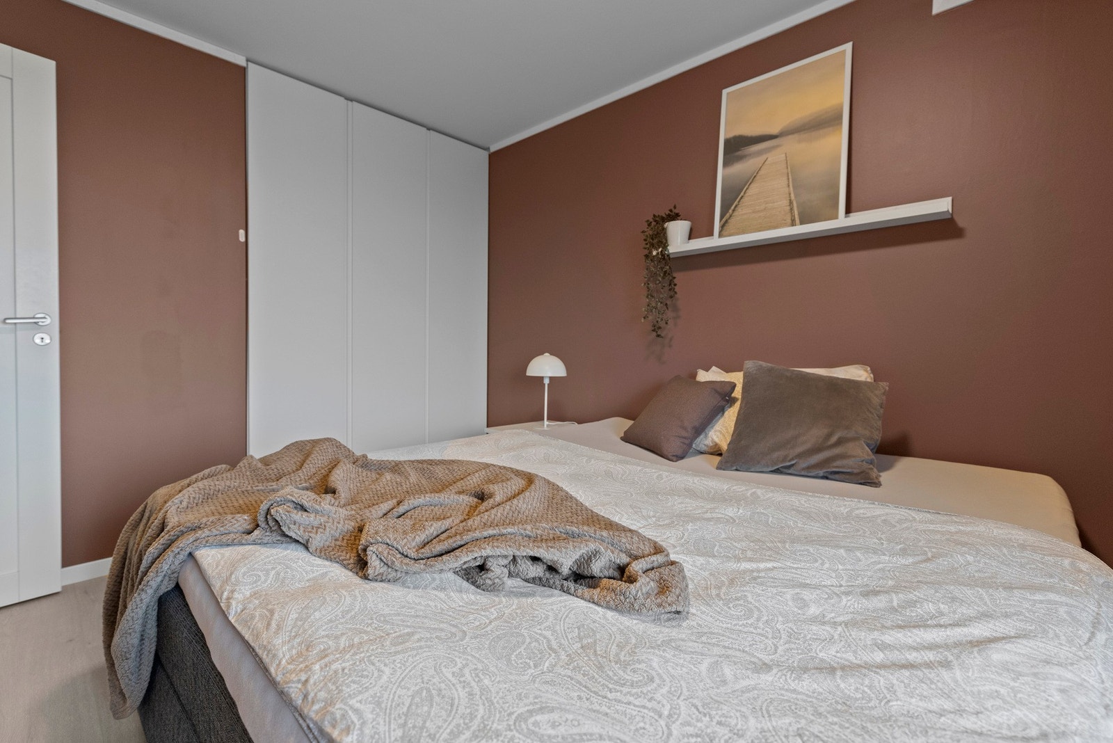 Soverommet har et garderobeskap med god plass til oppbevaring Galleribilde