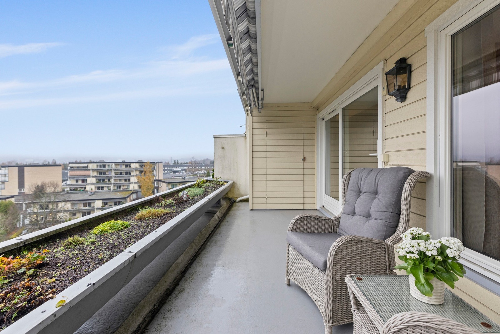 Balkongen har levegg på én side og bod på 1,5 kvm på den andre siden Galleribilde