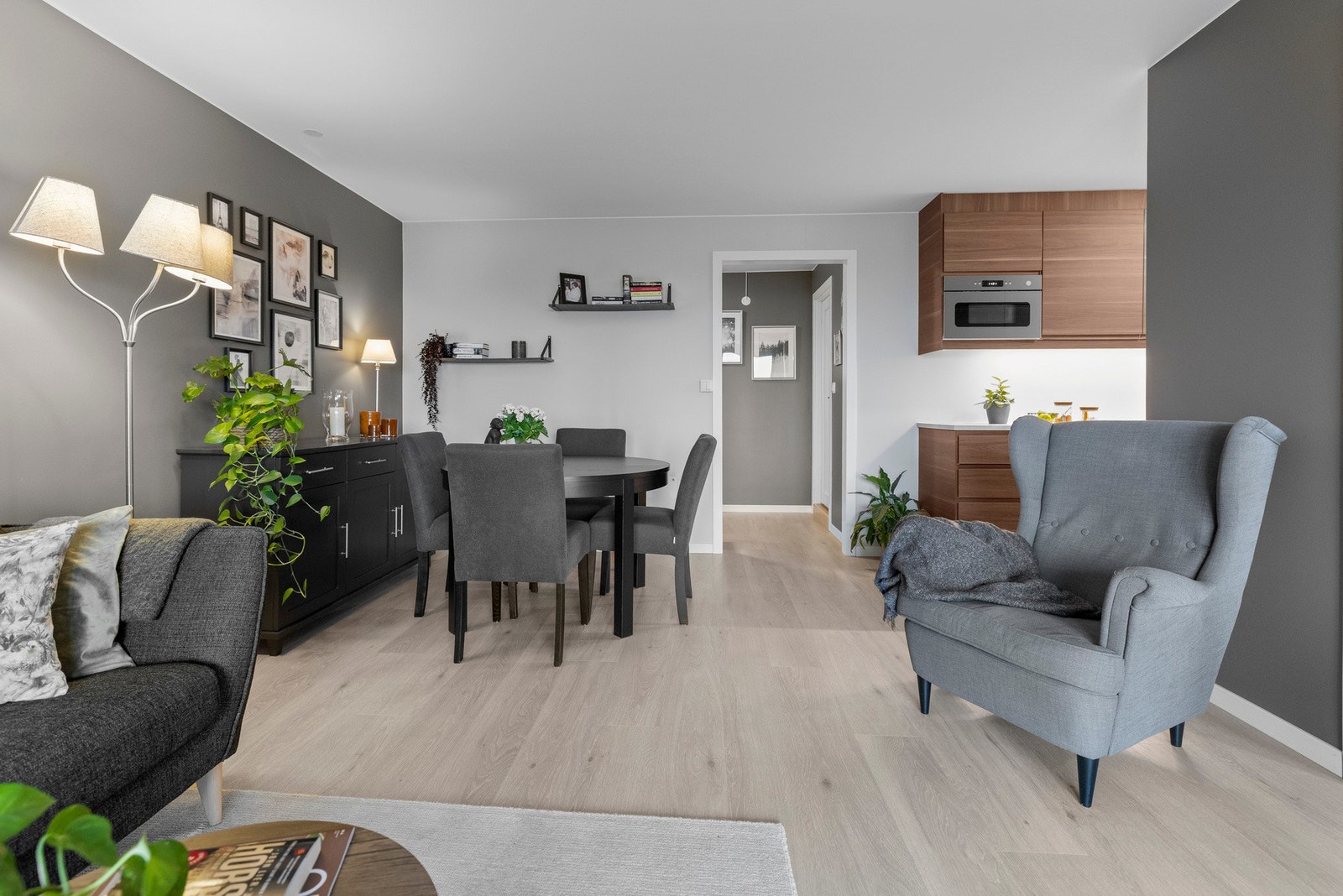 Rommets størrelse og utforming gir fleksibilitet til ulike møbleringsløsninger, enten du ønsker en koselig sofakrok eller en større spiseplass Galleribilde