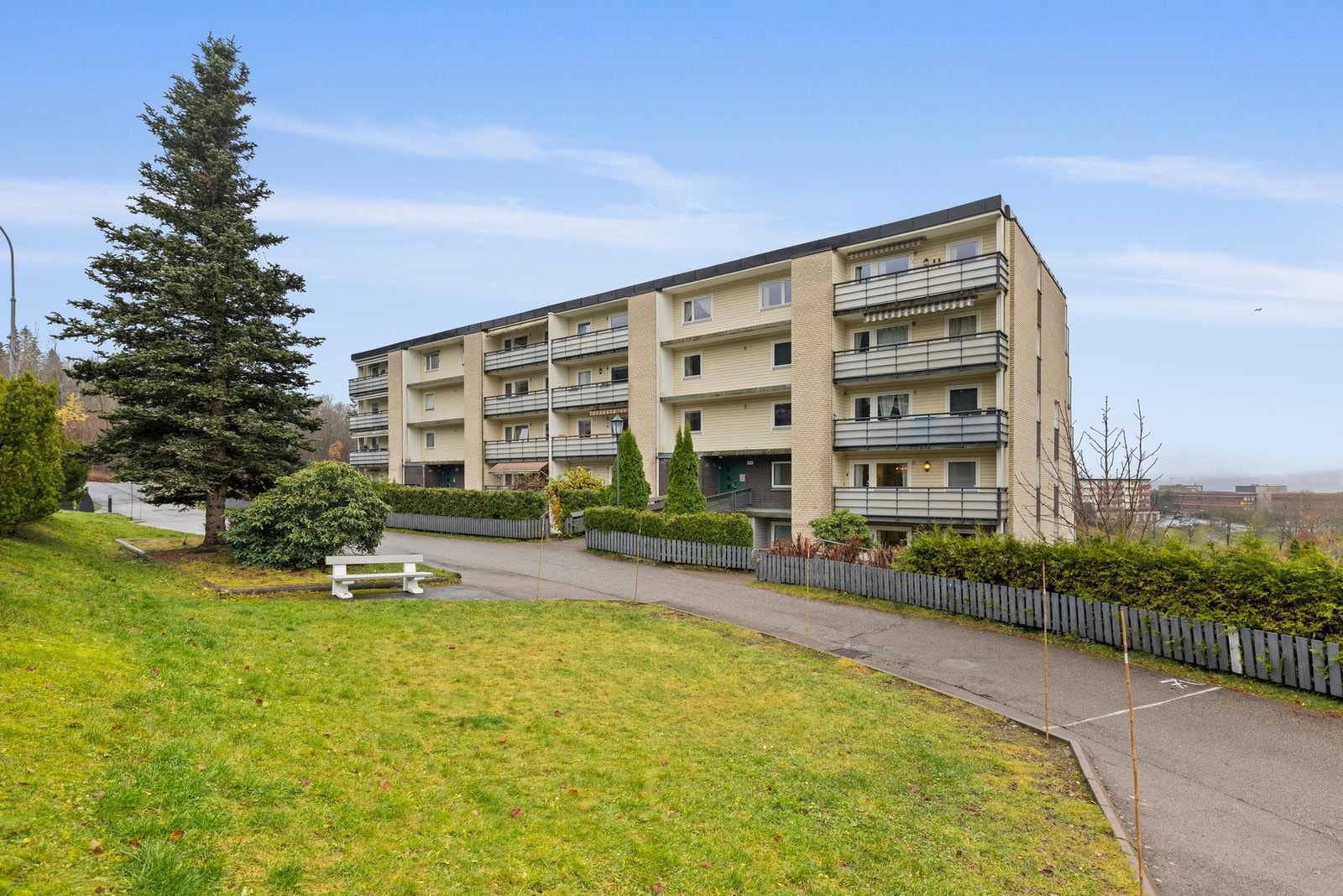 Borettslaget har store, flotte grøntareal med beplantning og benker, hvor man kan samles til lek, kaffe og småprat Galleribilde