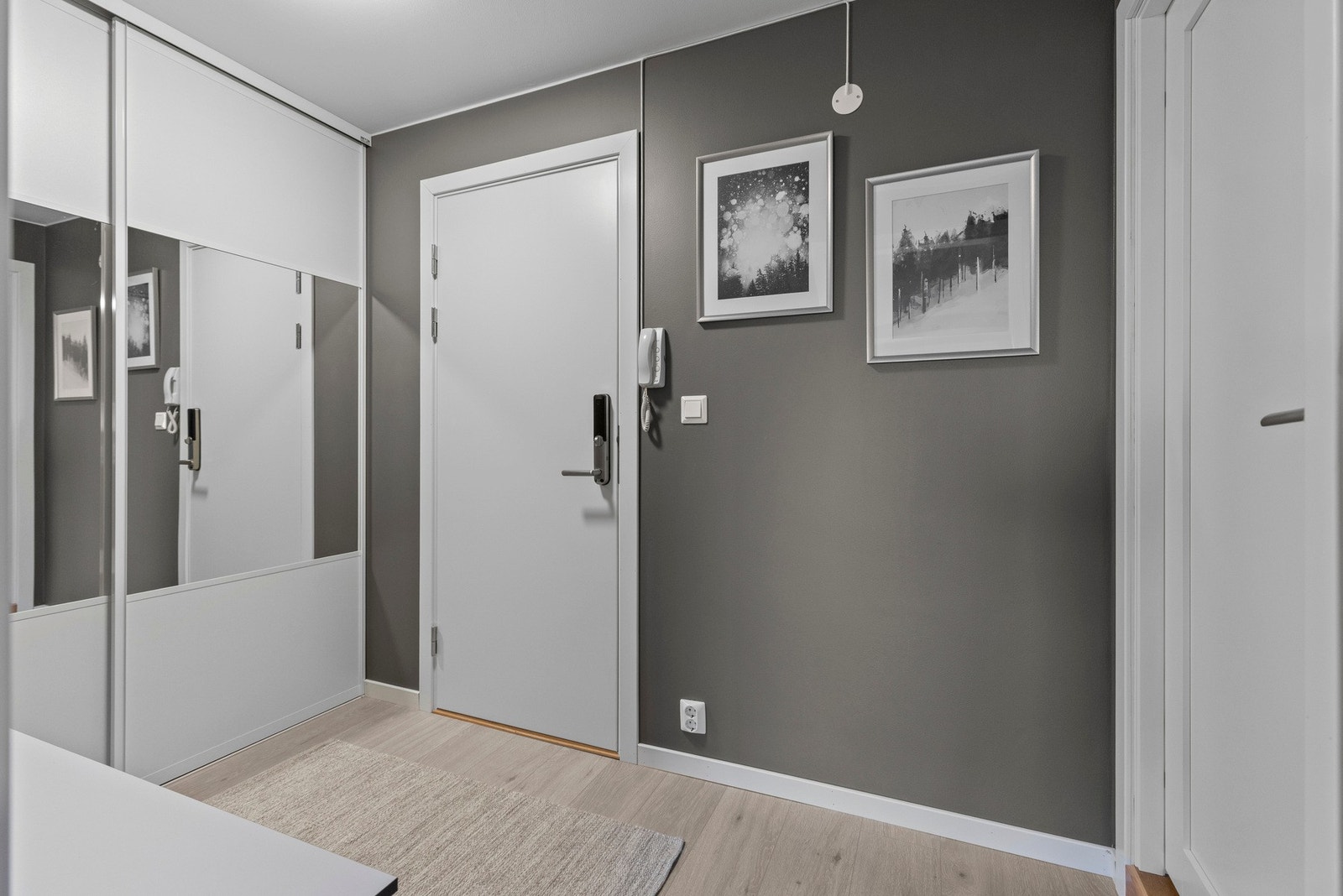 Entréen har en himlingshøyde på 2,38 meter og er innredet med laminatgulv og malte vegger Galleribilde