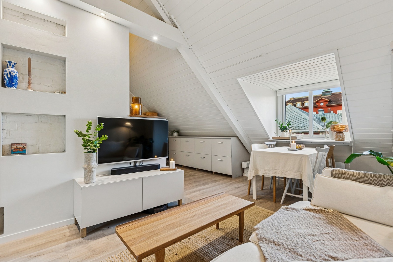 Leiligheten har godt med lysinnslipp. Galleribilde