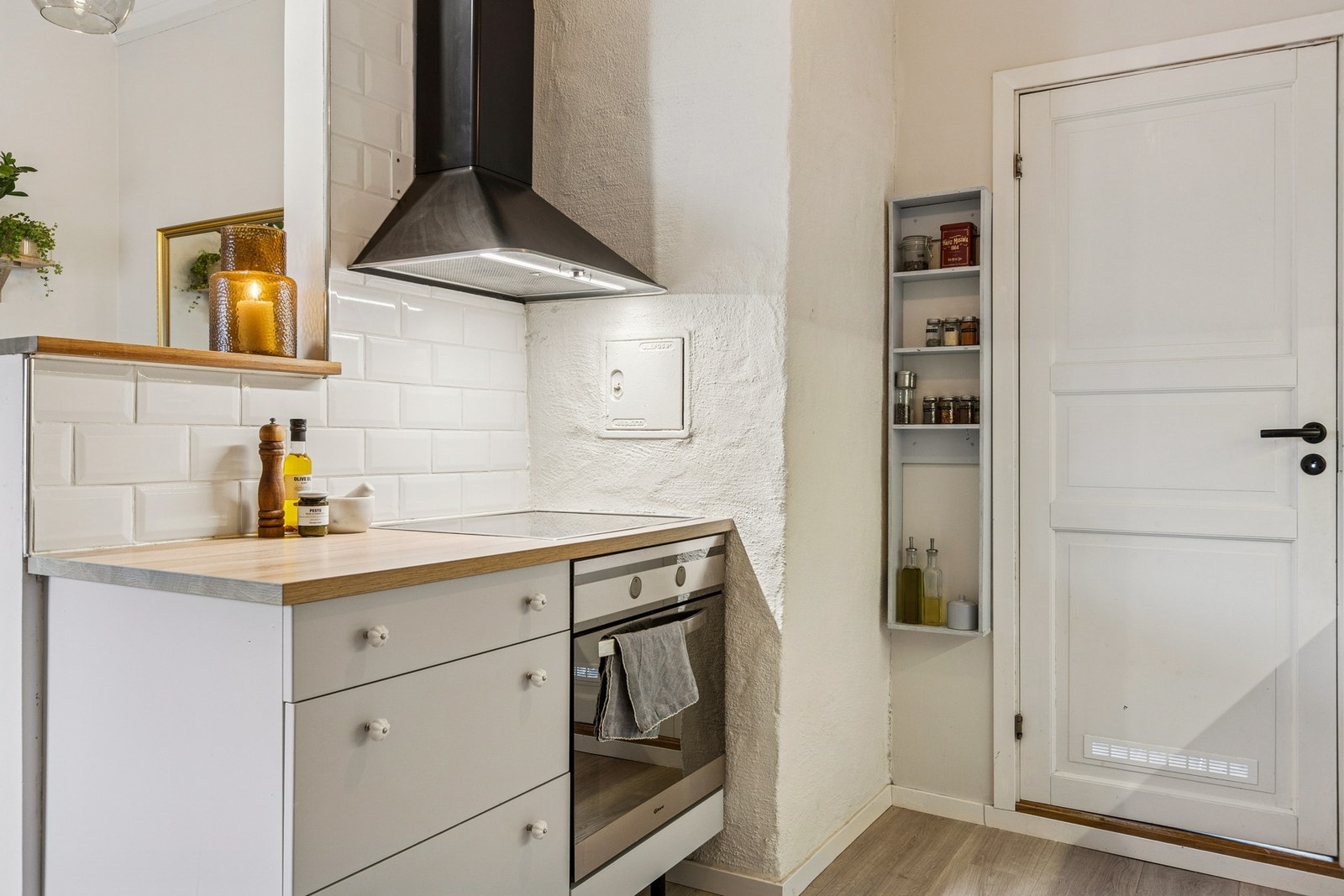 Kjøkkenet har integrert komfyr og platetopp, samt mekanisk avtrekk. Galleribilde