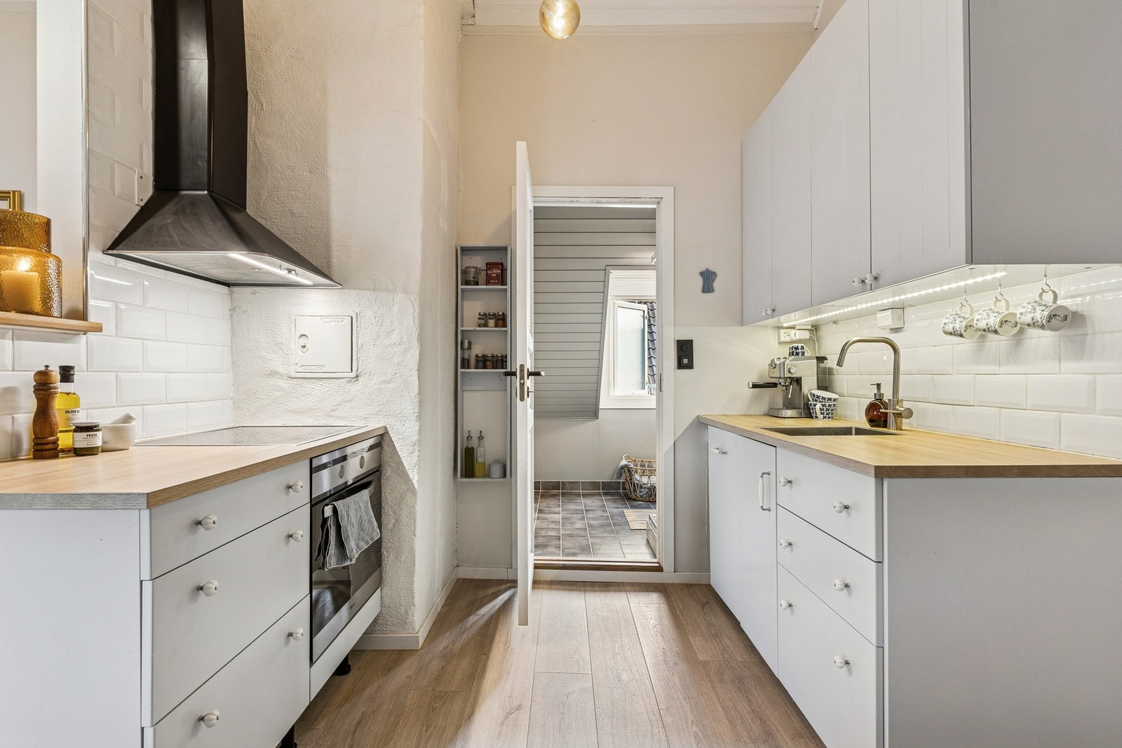 Kjøkkenet har en sjarmerende rustikk stil, med nye fliser lagt i 2025. Galleribilde