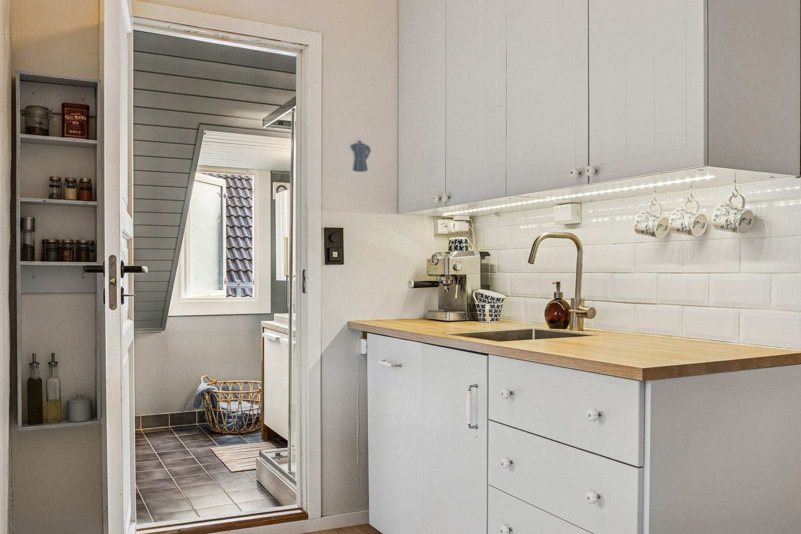 Fra kjøkkenet er det tilgang til badet. Galleribilde