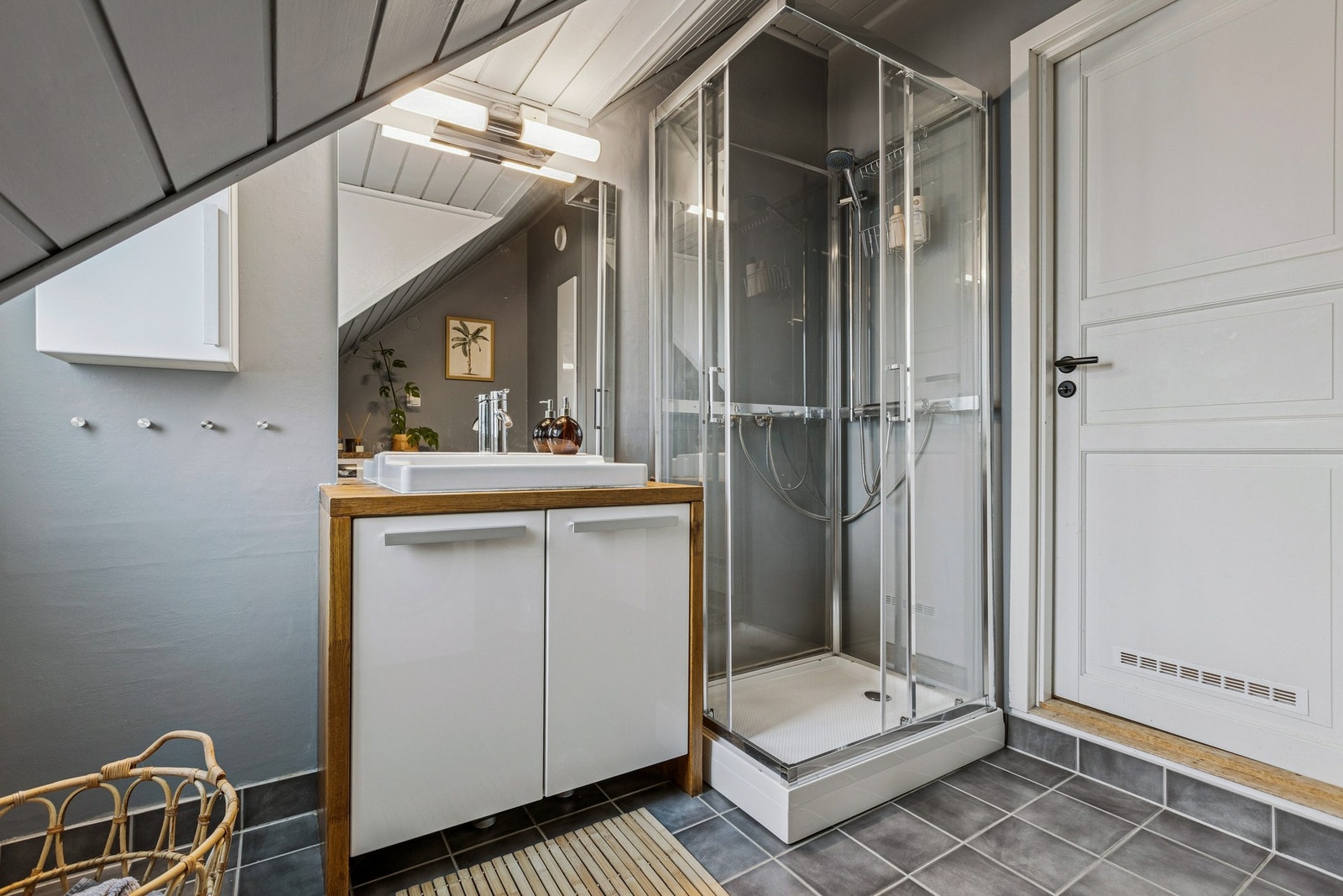 Badet har flislagt gulv med behagelig gulvvarme. Galleribilde