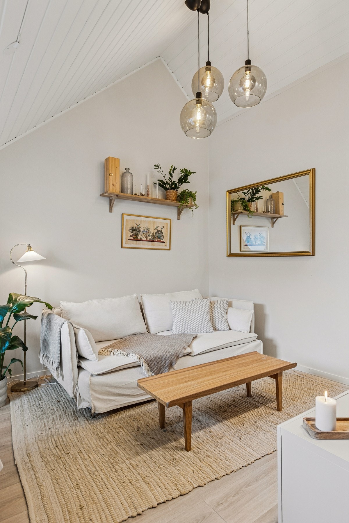 Her har du stor takhøyde som gir en luftig og åpen romfølelse. Galleribilde