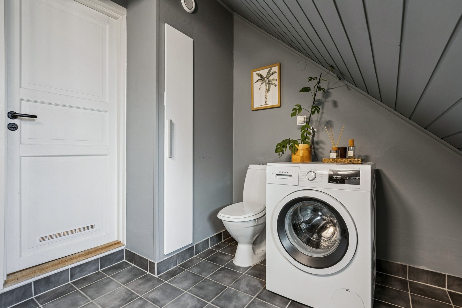 Her er det også opplegg for vaskemaskin samt praktiske lagringsmuligheter. Galleribilde