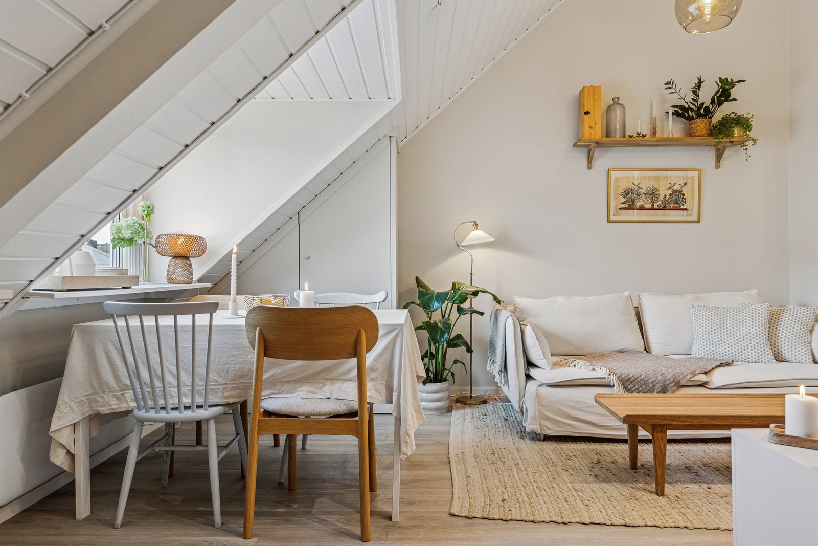 Her får du enkelt plass til både stor sofa, spisebord og tilhørende møblement. Galleribilde