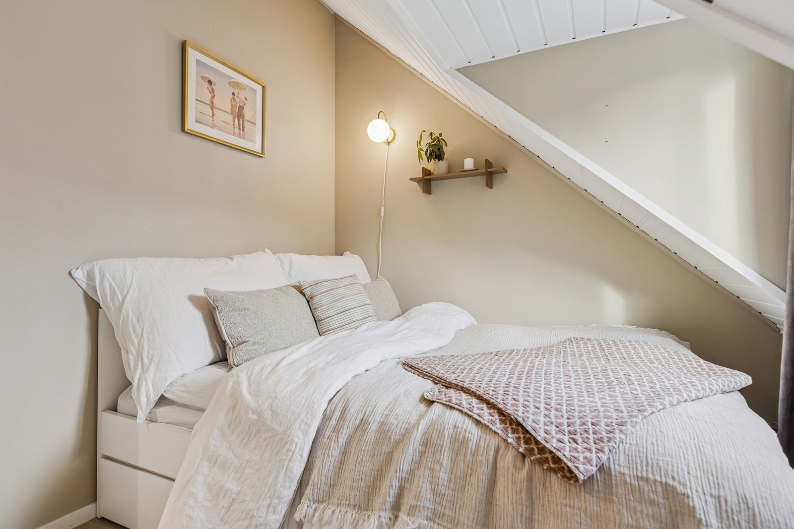 Lyst og fint soverom med plass til dobbeltseng. Galleribilde