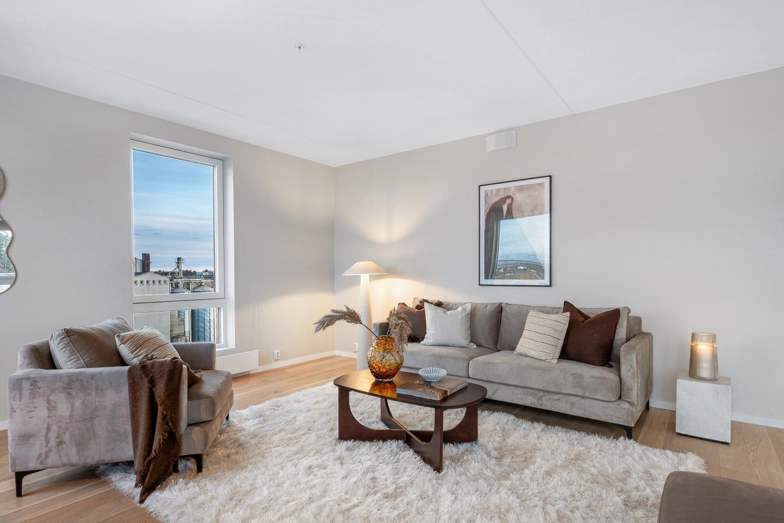 Allrommet har store vindusflater både mot den solrike takterrassen, noe som gir et gjennomgående og behagelig lysinnslipp. Galleribilde