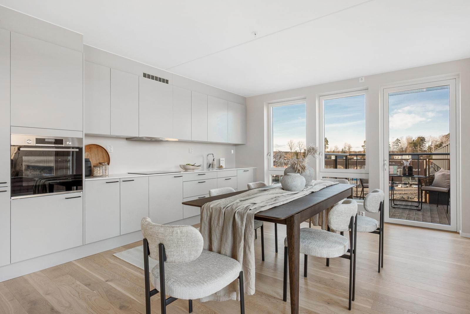 Kjøkkenet fra Sigdal er lyst, moderne og funksjonelt, med silestone benkeplate og underlimt vask. Galleribilde