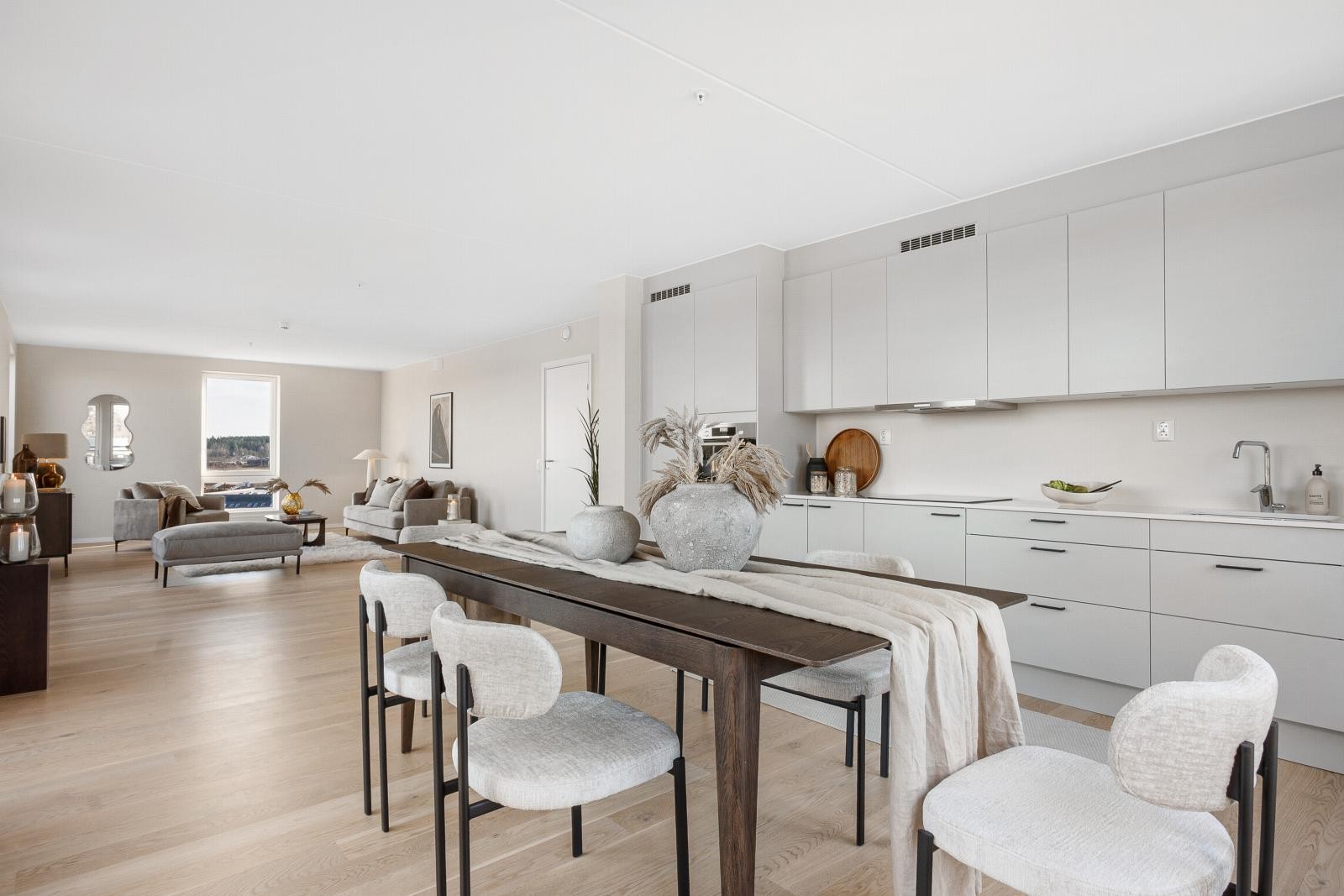 Mellom kjøkken og stue er det også plass til stort spisebord- et naturlig samlingspunkt i hjemmet. Galleribilde