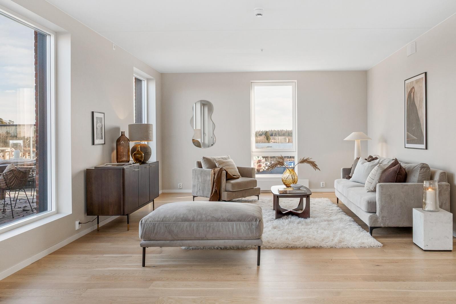 Stue og kjøkken er løst i en åpen planløsning som gir en lys og sosial atmosfære. Galleribilde