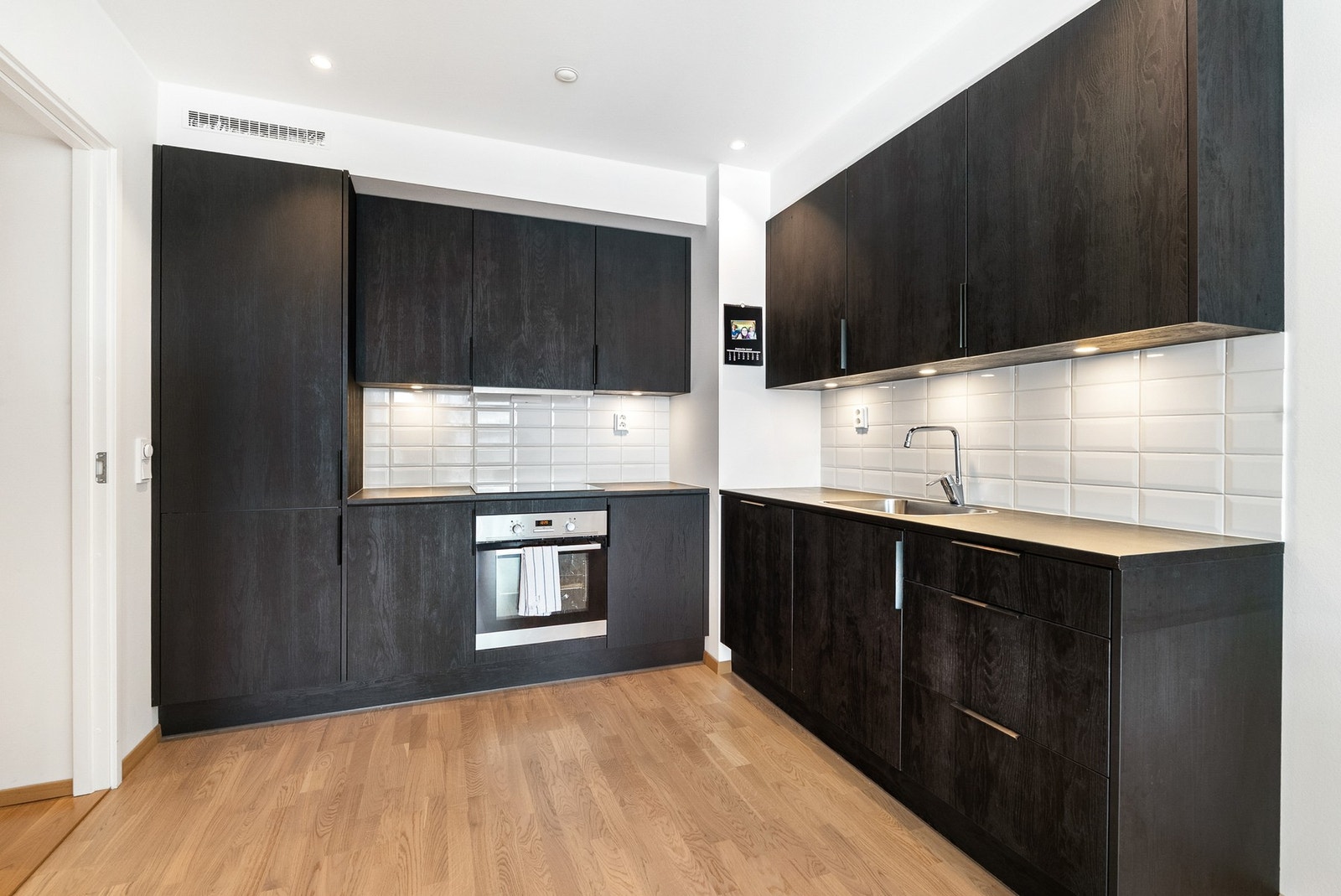 Frontene er slette, skuffer og skap har demping og praktiske håndtak. Galleribilde