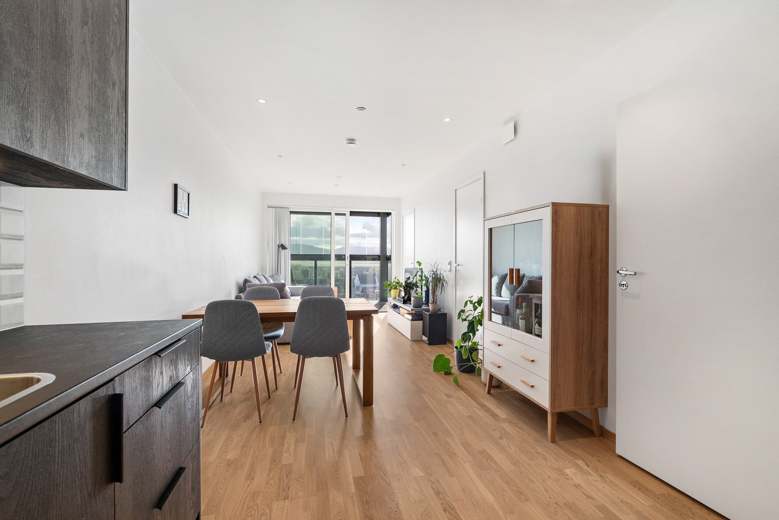 Stuen er i åpen løsning med kjøkkenet. Galleribilde