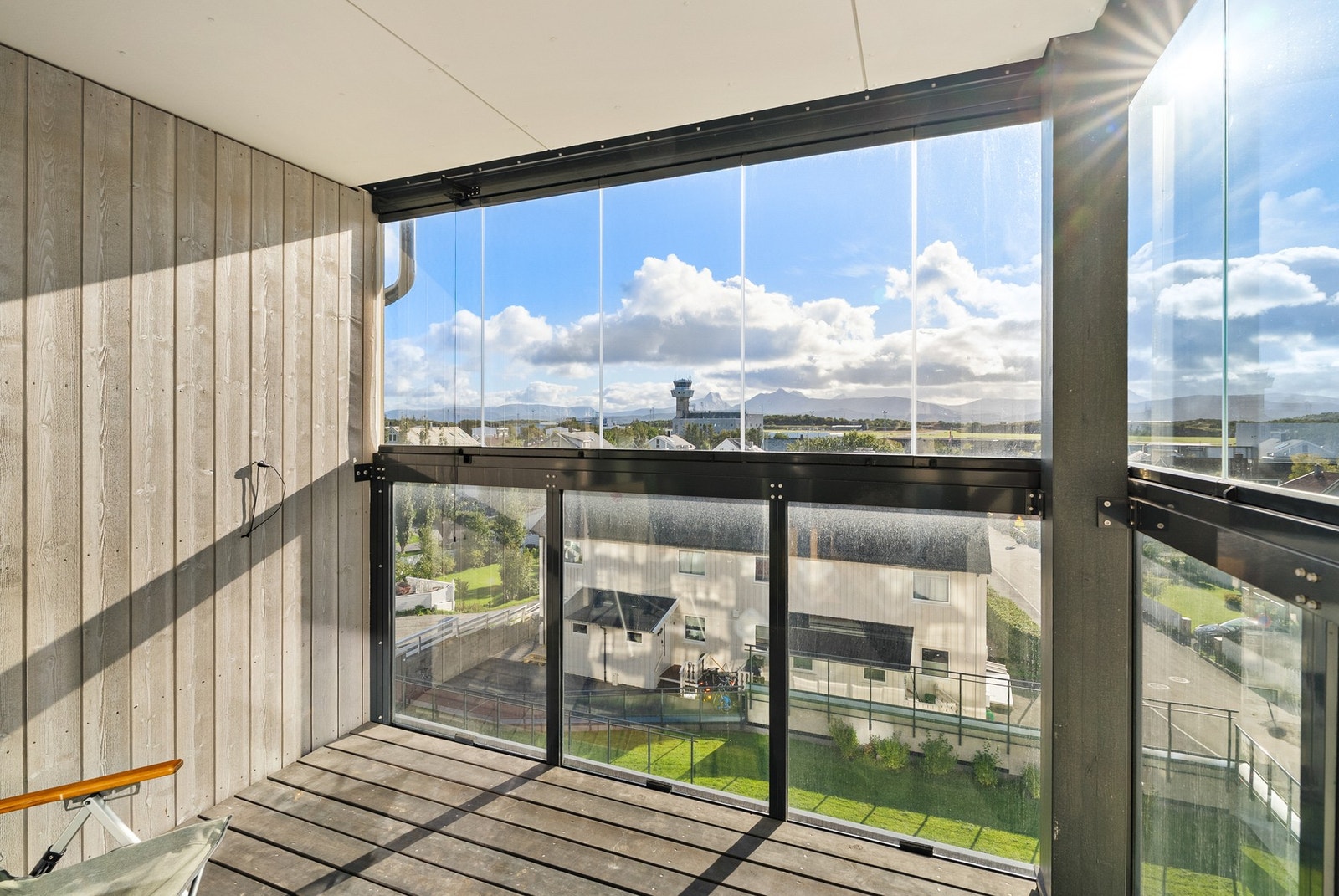 Utgang til en herlig innglasset balkong på 6m². Galleribilde