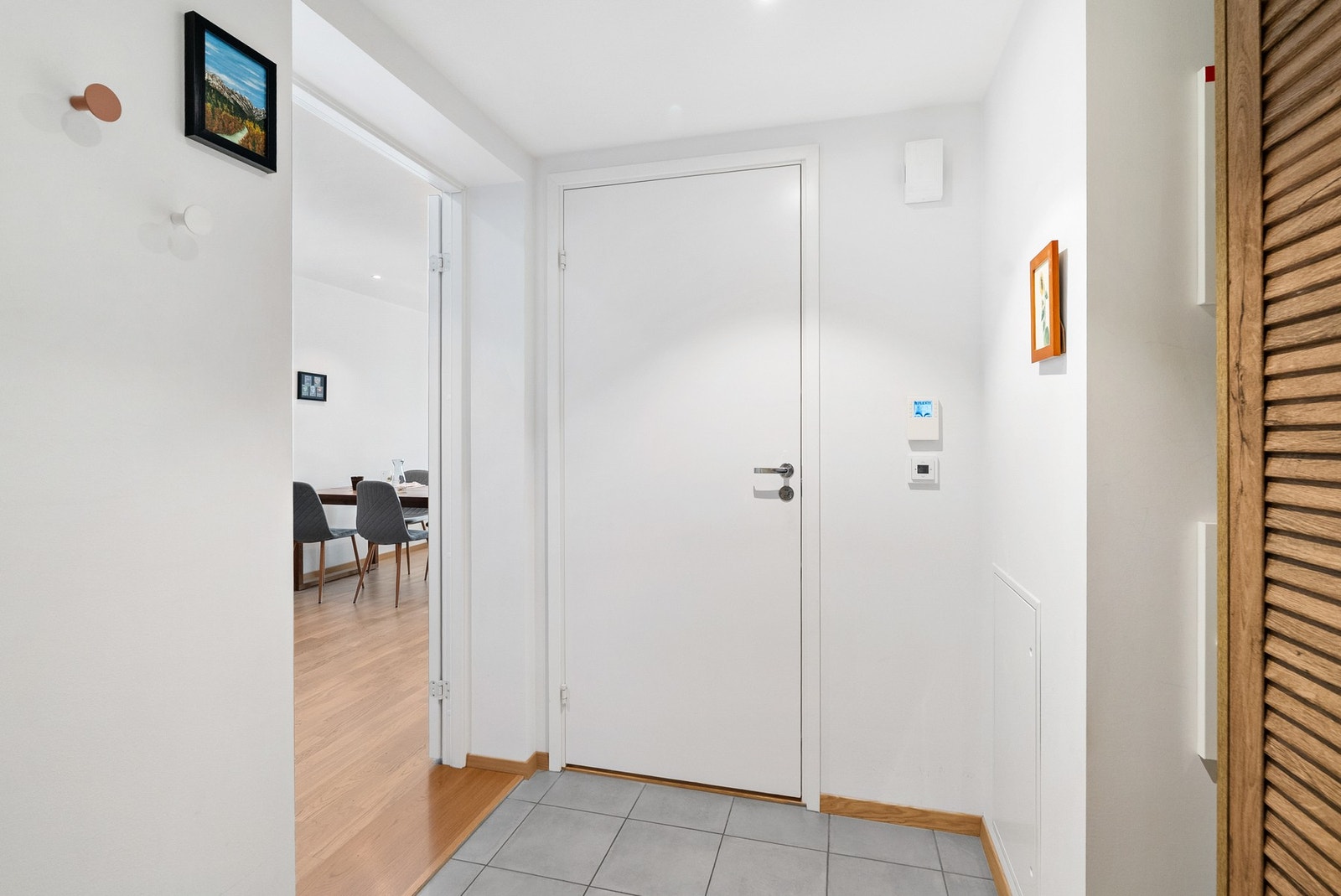 Velkommen inn - Romslig entré med plass for oppheng av yttertøy. Galleribilde