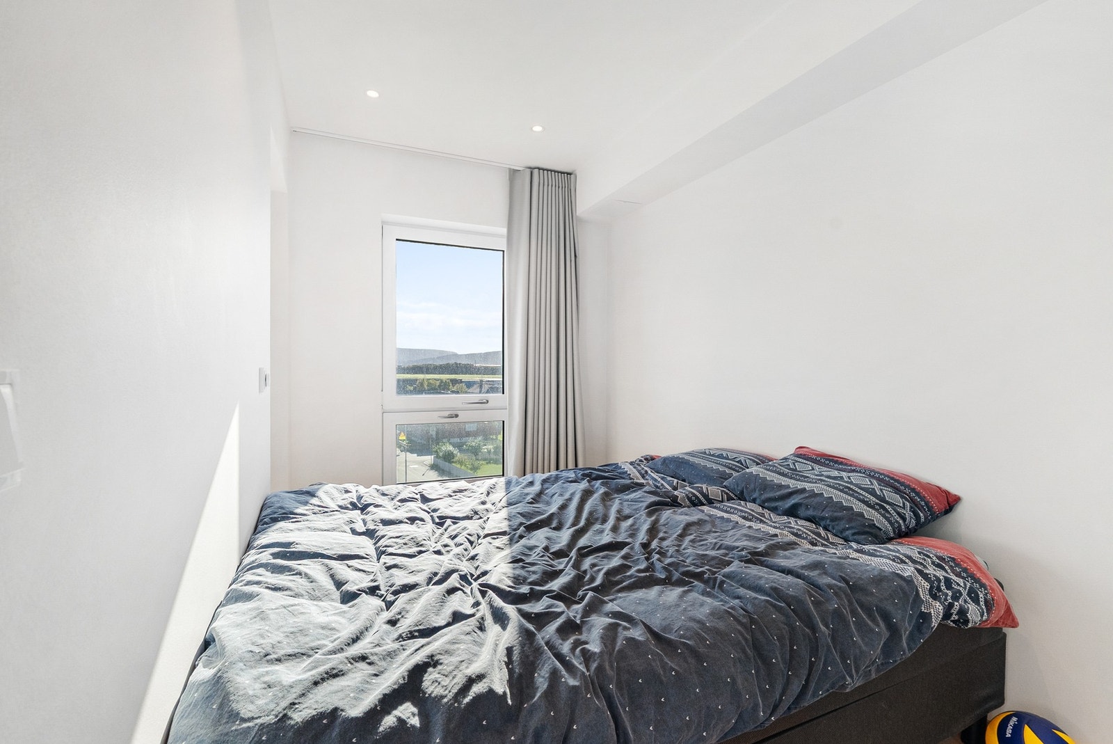 Soverommet har plass til dobbeltseng og oppbevaringsmøblement. Galleribilde