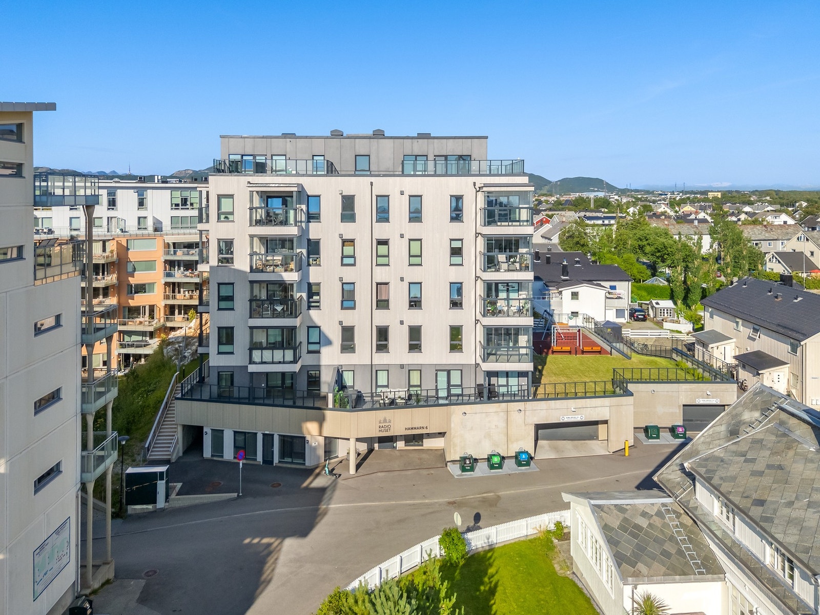 Parkering på egen plass i garasjeanlegg, med muligheter for el.billader. Galleribilde