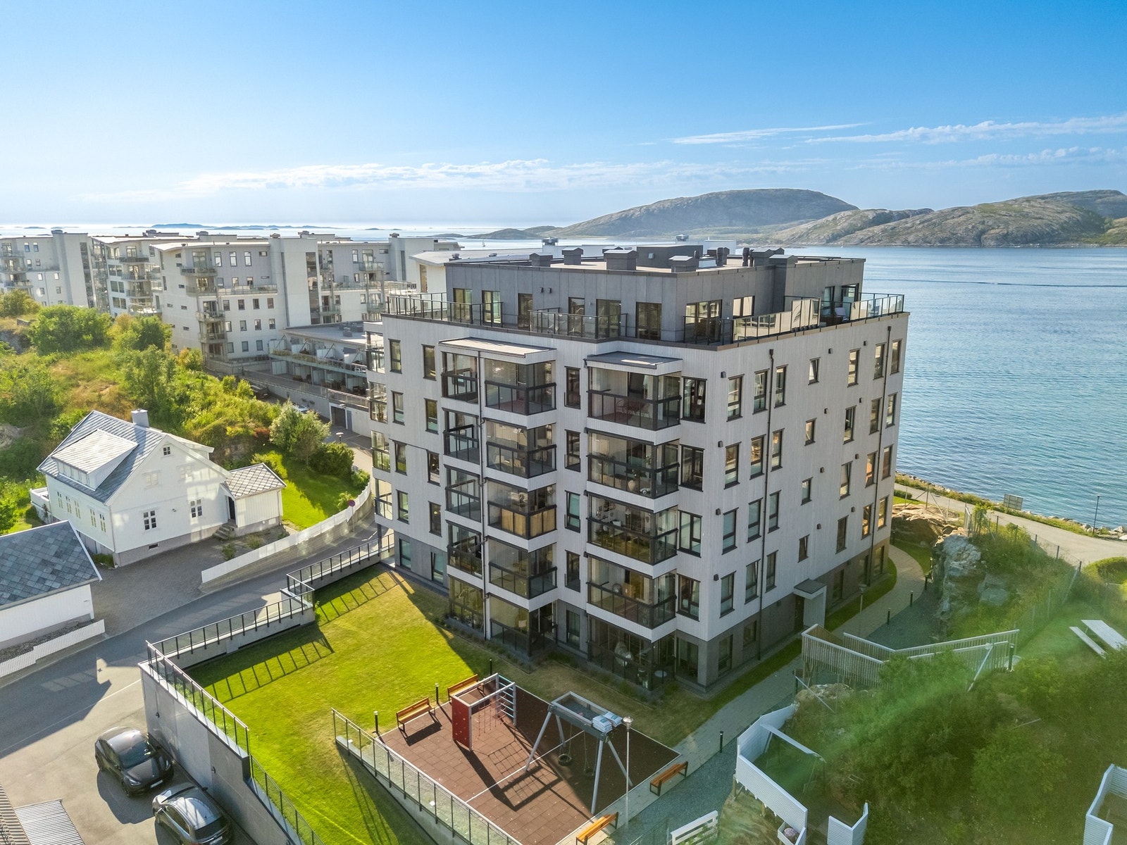 Boligen ligger like ved Breivika i Vestbyen med fin gangavstand til Bodø sentrum med alle byens fasiliteter, butikker, Bodø lufthavn mm. Galleribilde