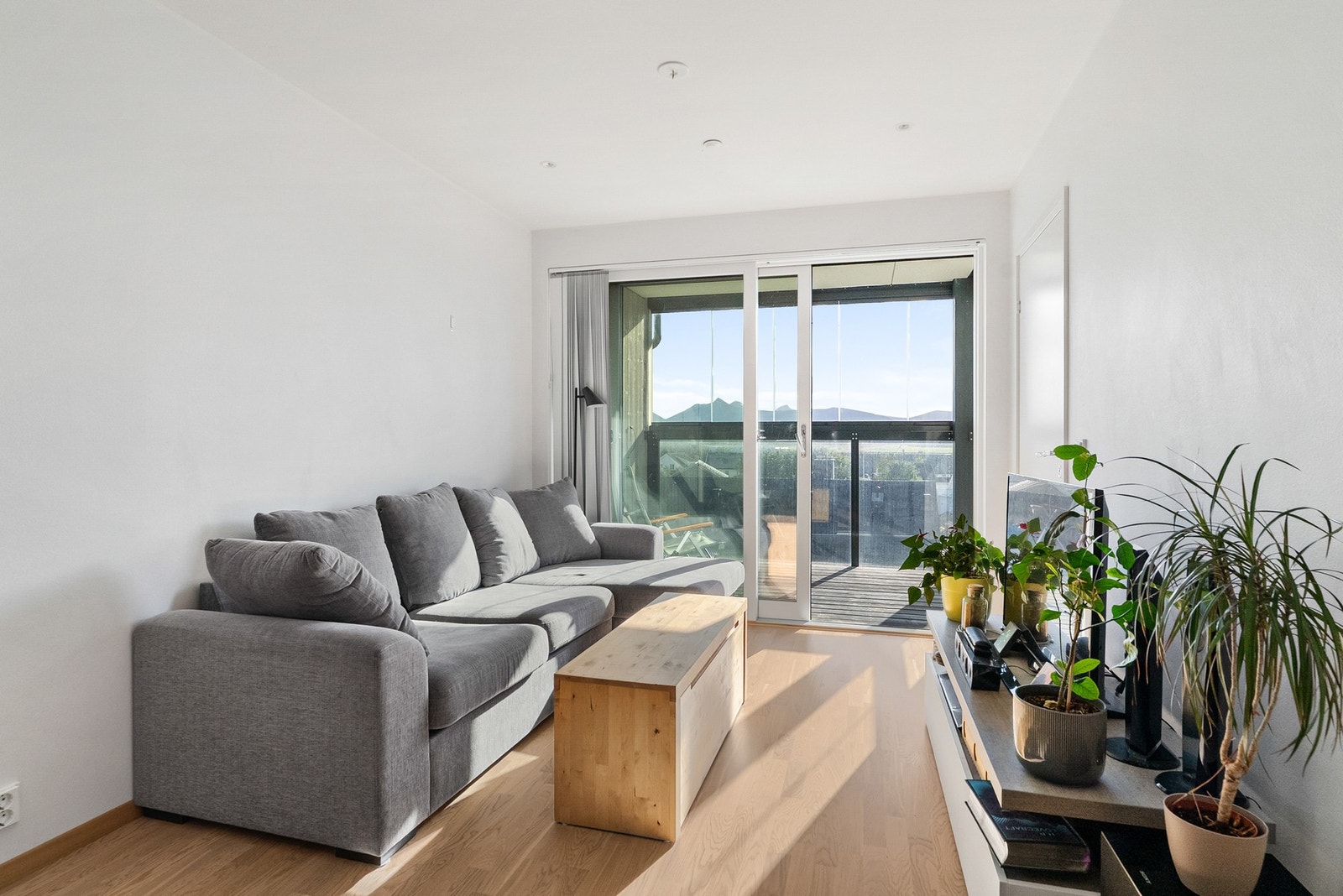 Lys og fin stue med gode materialvalg. Galleribilde