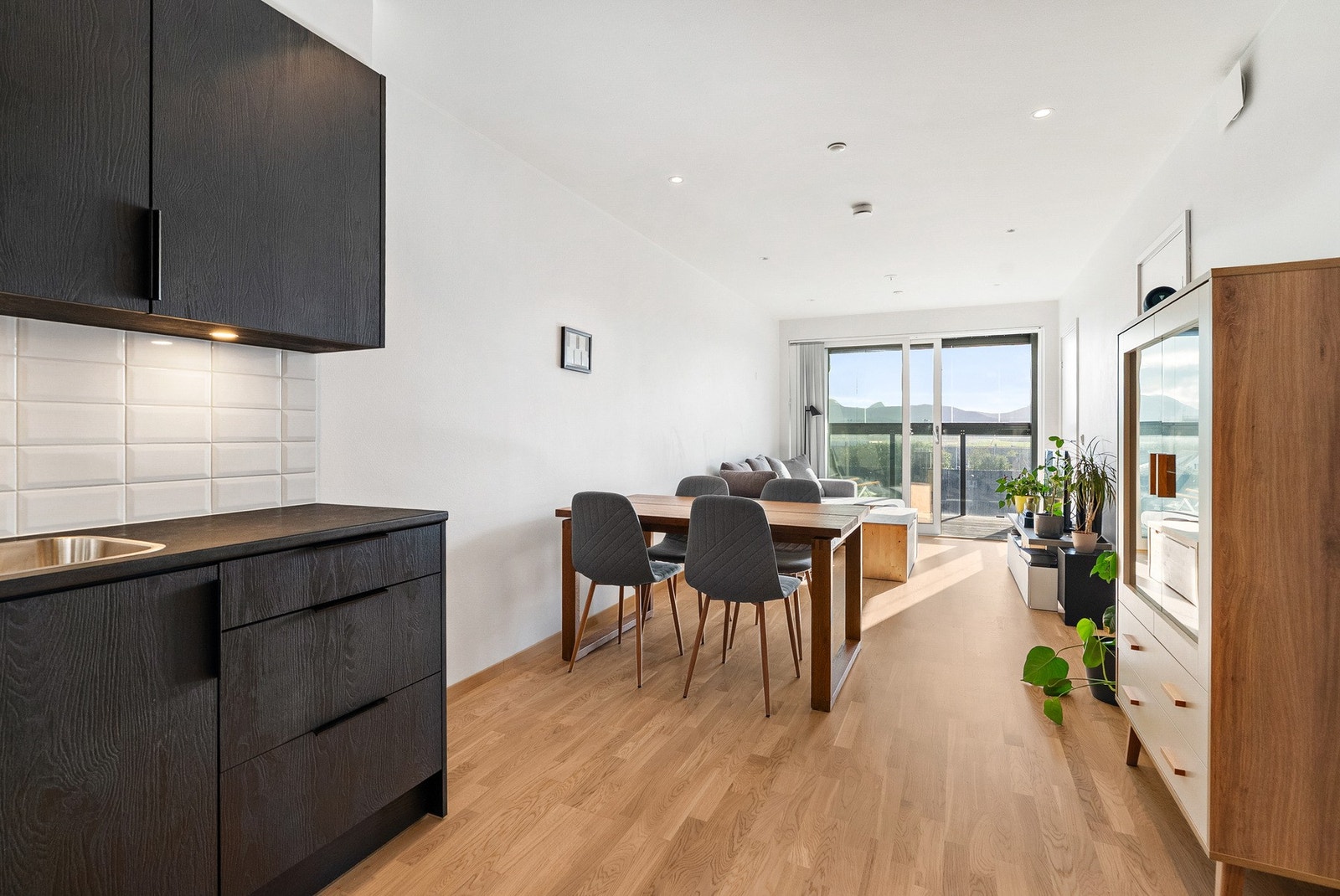 Her er det store vinduer som slipper inn godt med naturlig lys, samtidig som man kan nyte en lekker utsikt! Galleribilde