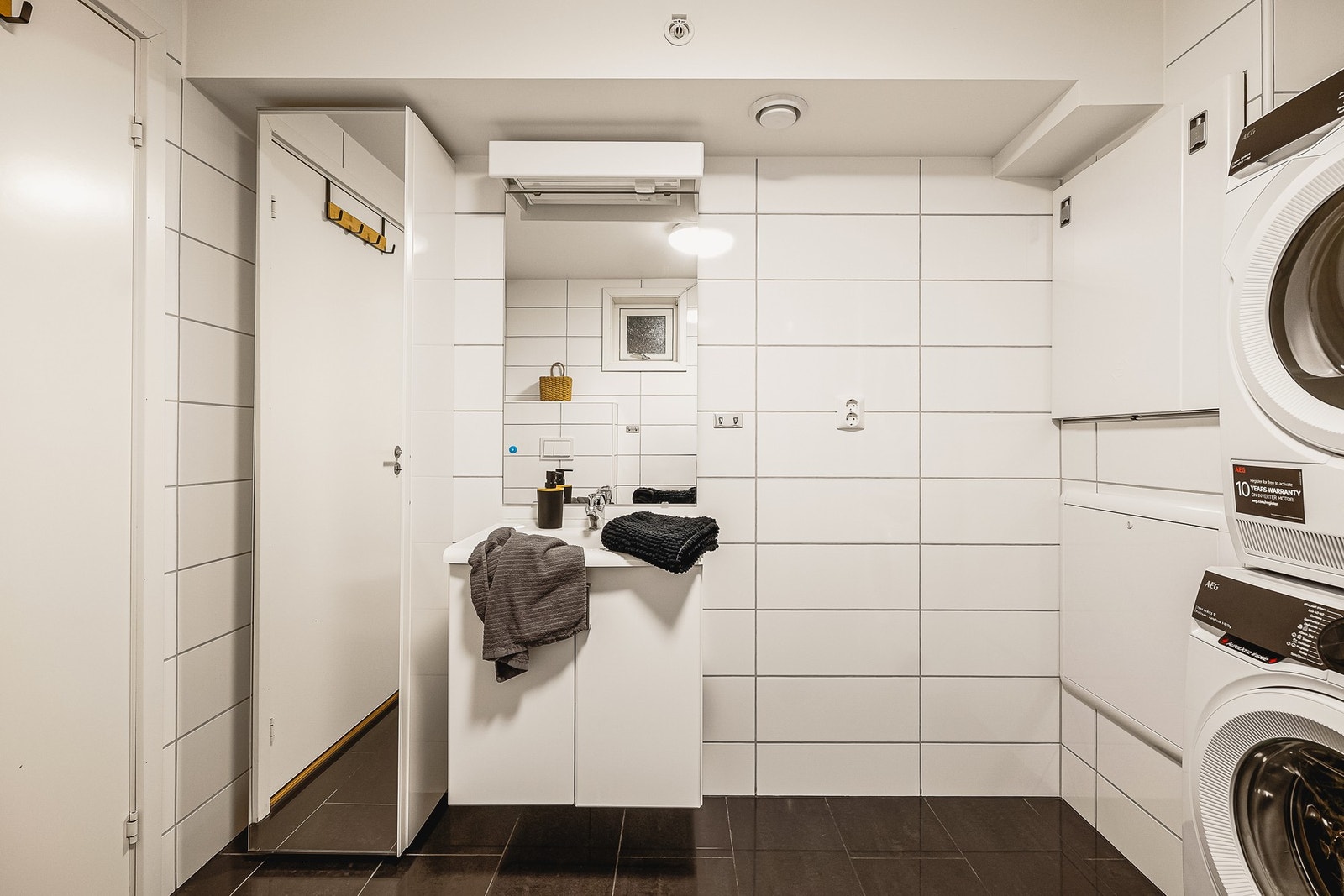 Badet er helfliset og har varmekabler i gulvet. Galleribilde