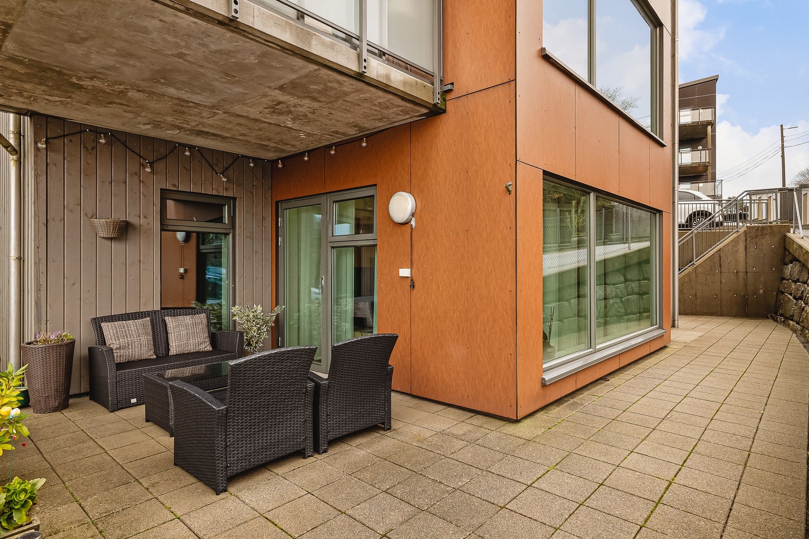 Leiligheten har uteplass av svært god størrelse, med god plass til ønsket utemøblement, grill og beplantning. Galleribilde