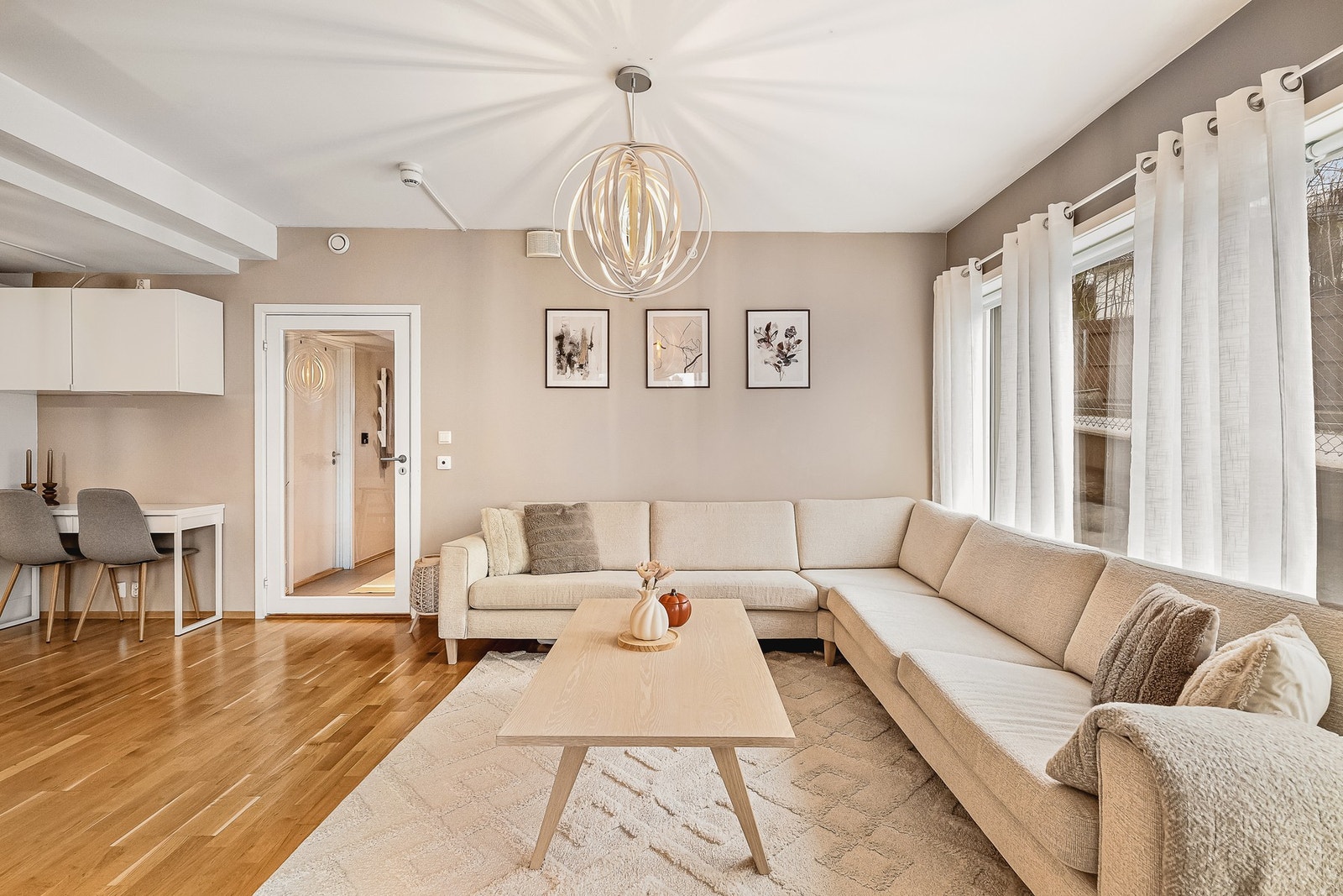 Store vindusflater sørger for rikelig med naturlig lysinnslipp. Galleribilde