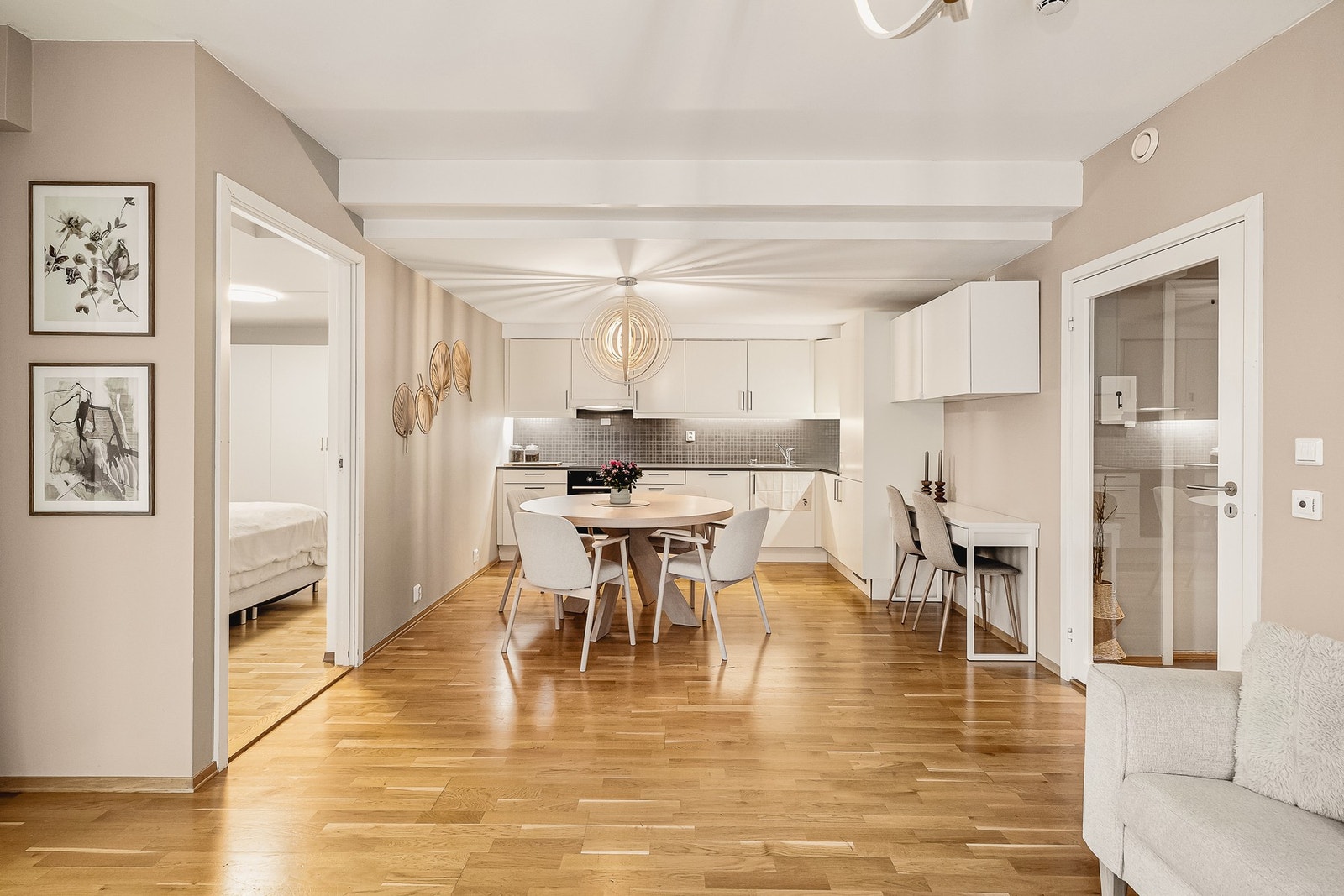 Stuen er gjort i stilrene farger og har tidløst parkettgulv, som gir et gjennomført uttrykk. Galleribilde