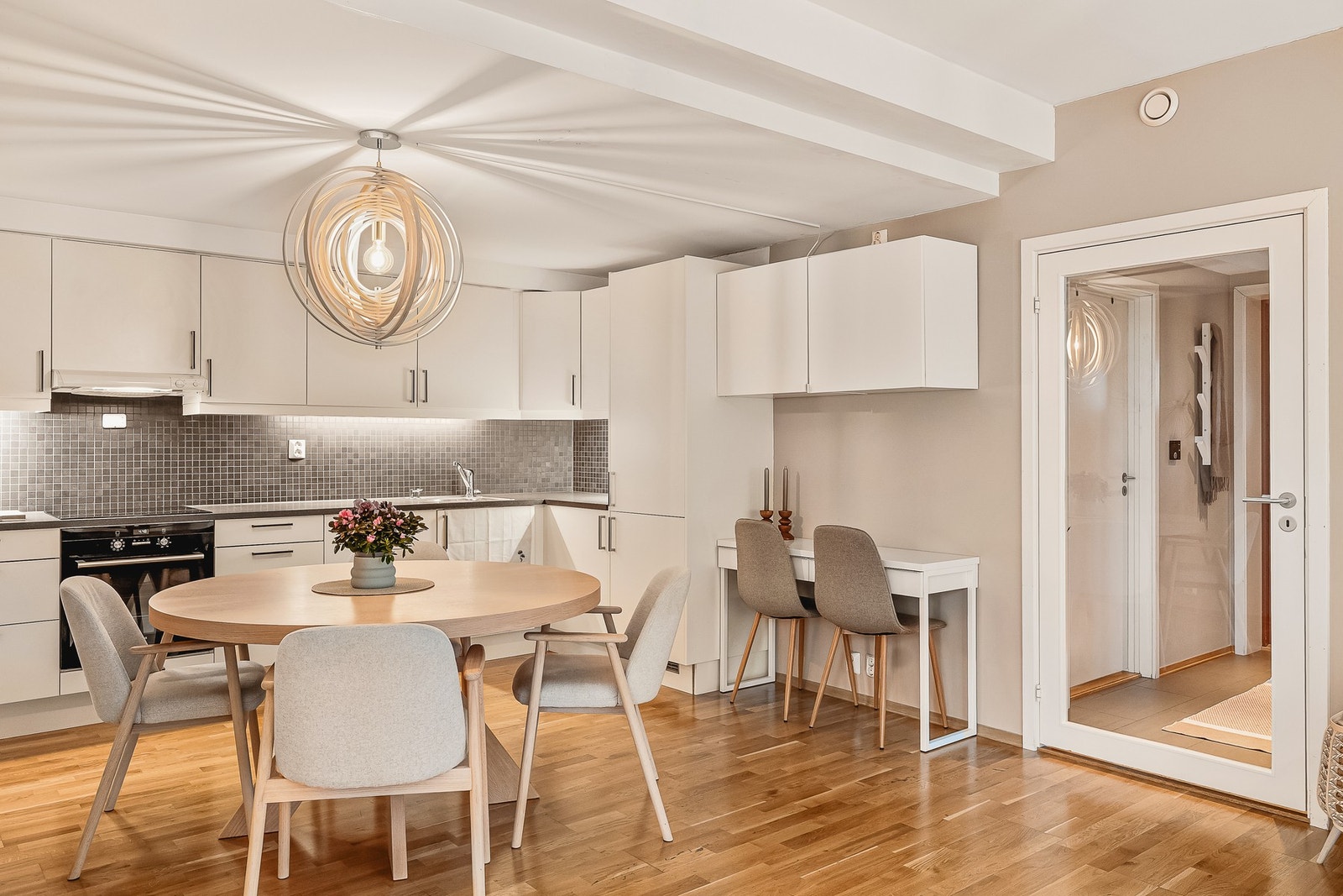 Kjøkkenet har godt med oppbevaringsplass i skuffer og skap, samt god arbeidsplass på benken. Galleribilde