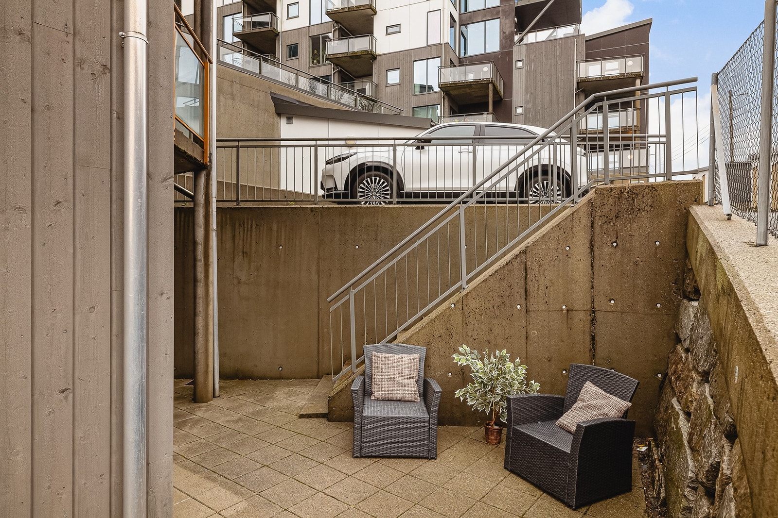 Tilhørende leiligheten er det også en bod på 3,9 m² med utvendig inngang, samt ekstern bod i kjelleren på 5 m². Galleribilde