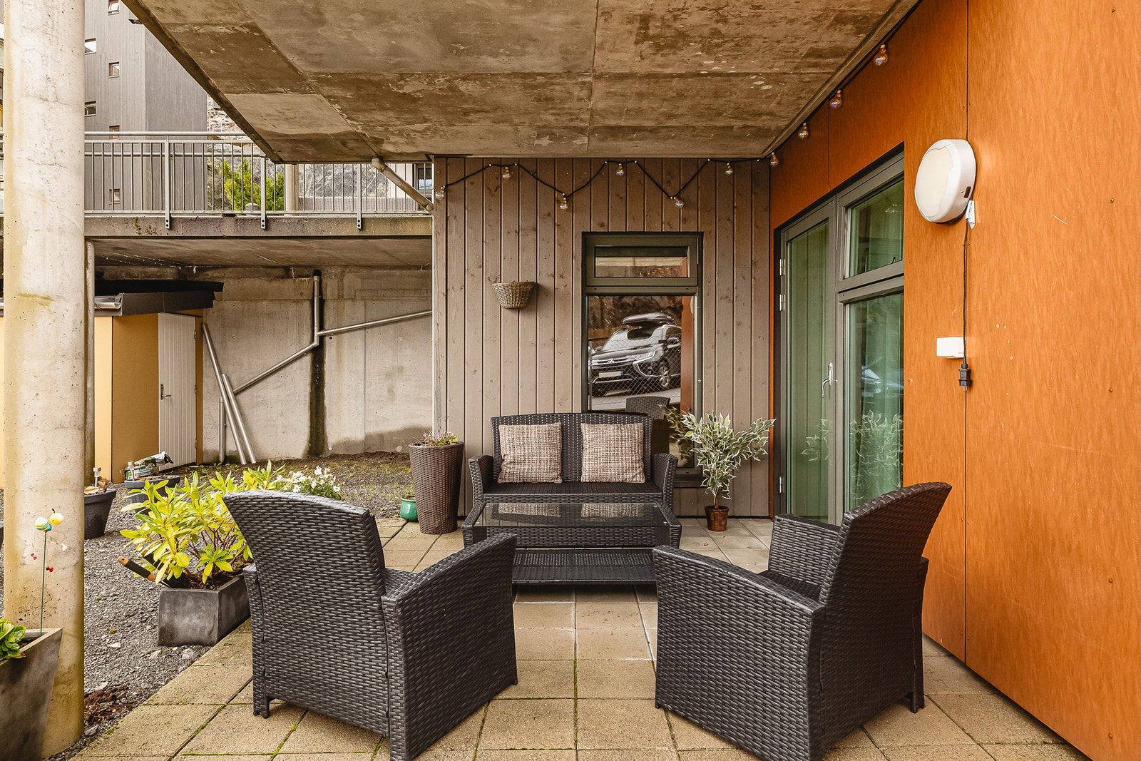 Uteplassen er sørvestvendt og overbygget, som gjør at en både kan nyte utmerkede solforhold og sitte ute når det regner. Galleribilde