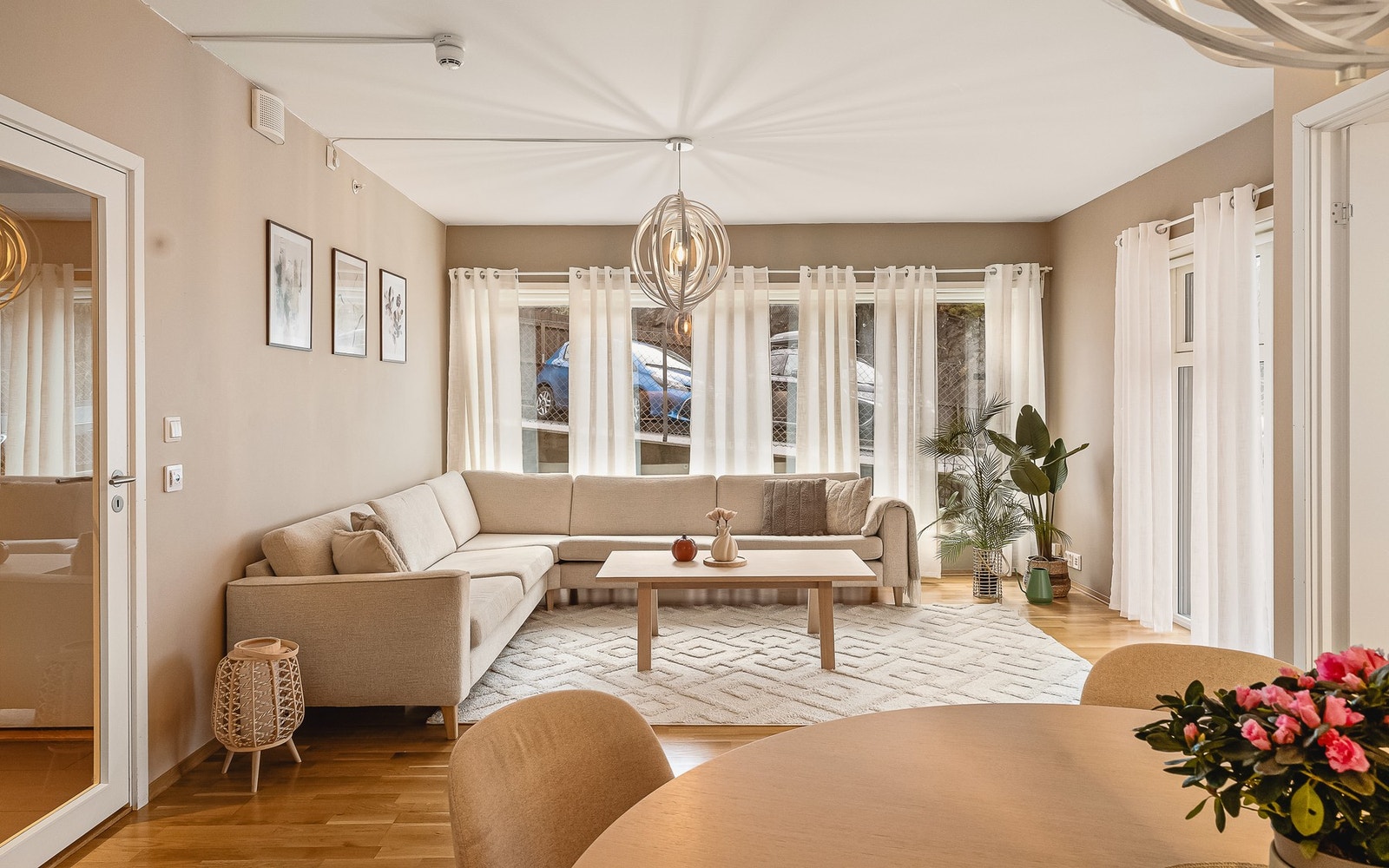 Leiligheten har en lys og åpen stue/kjøkkenløsning. Galleribilde