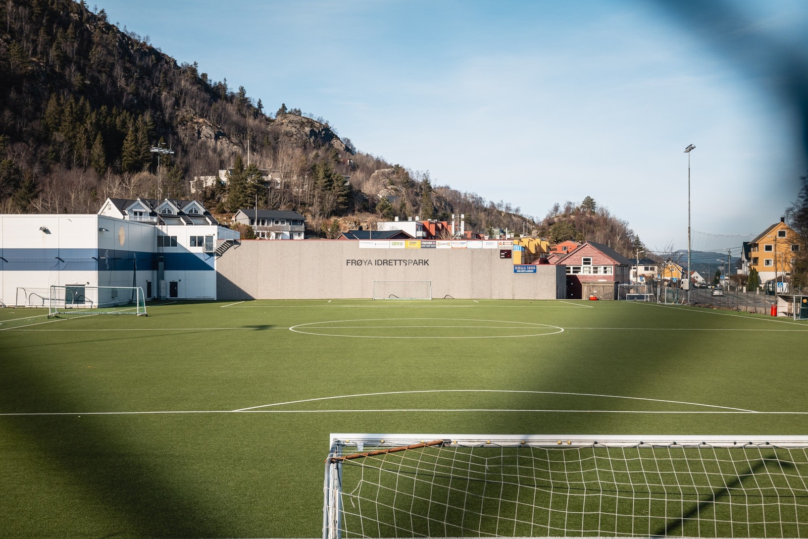 Frøya arena, med idrettshall og fotballbane, ligger rett oppi veien. Galleribilde