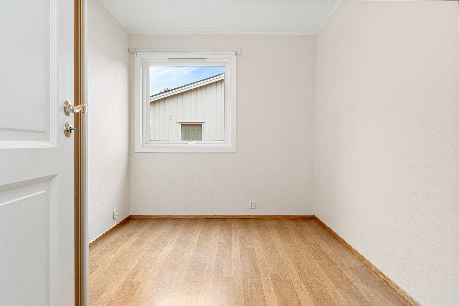 Lyst rom med plass for seng og skrivepult. Galleribilde