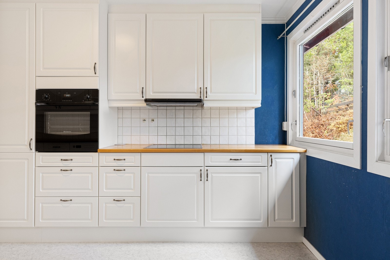 Dobbel underlimt oppvaskkum i rustfritt stål med ett-greps armatur. Fliser over benk og belysning under overskap gir godt arbeidslys. Galleribilde