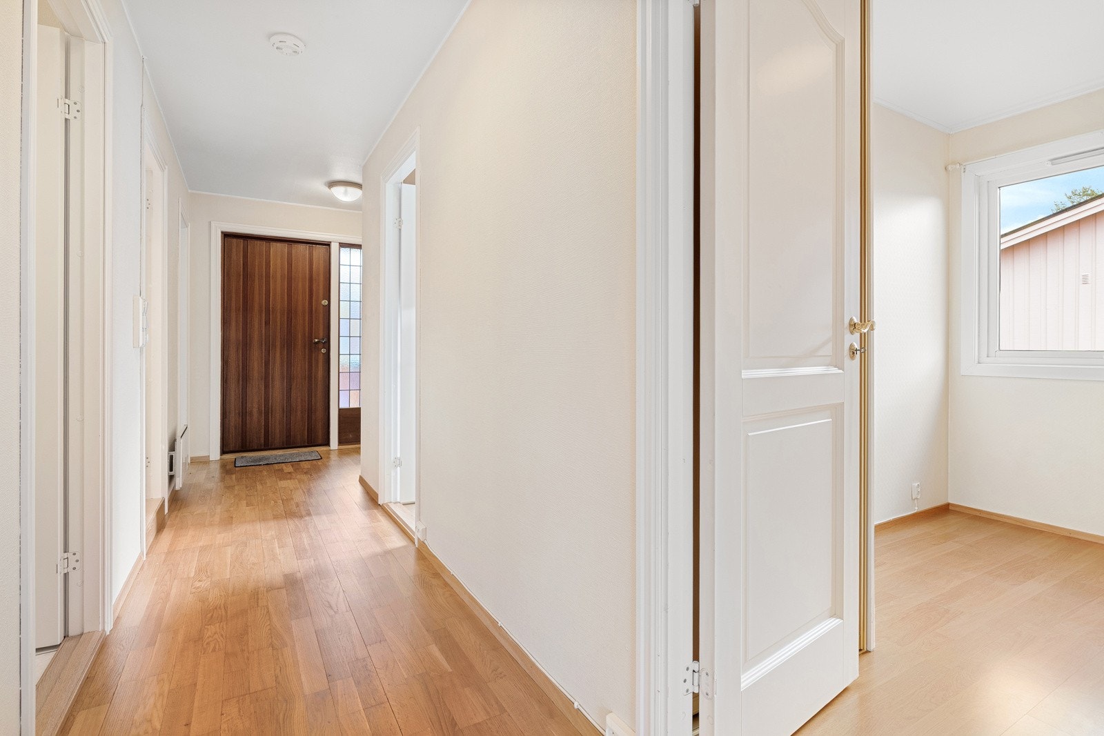 Lys gang med plass til oppbevaring. Galleribilde