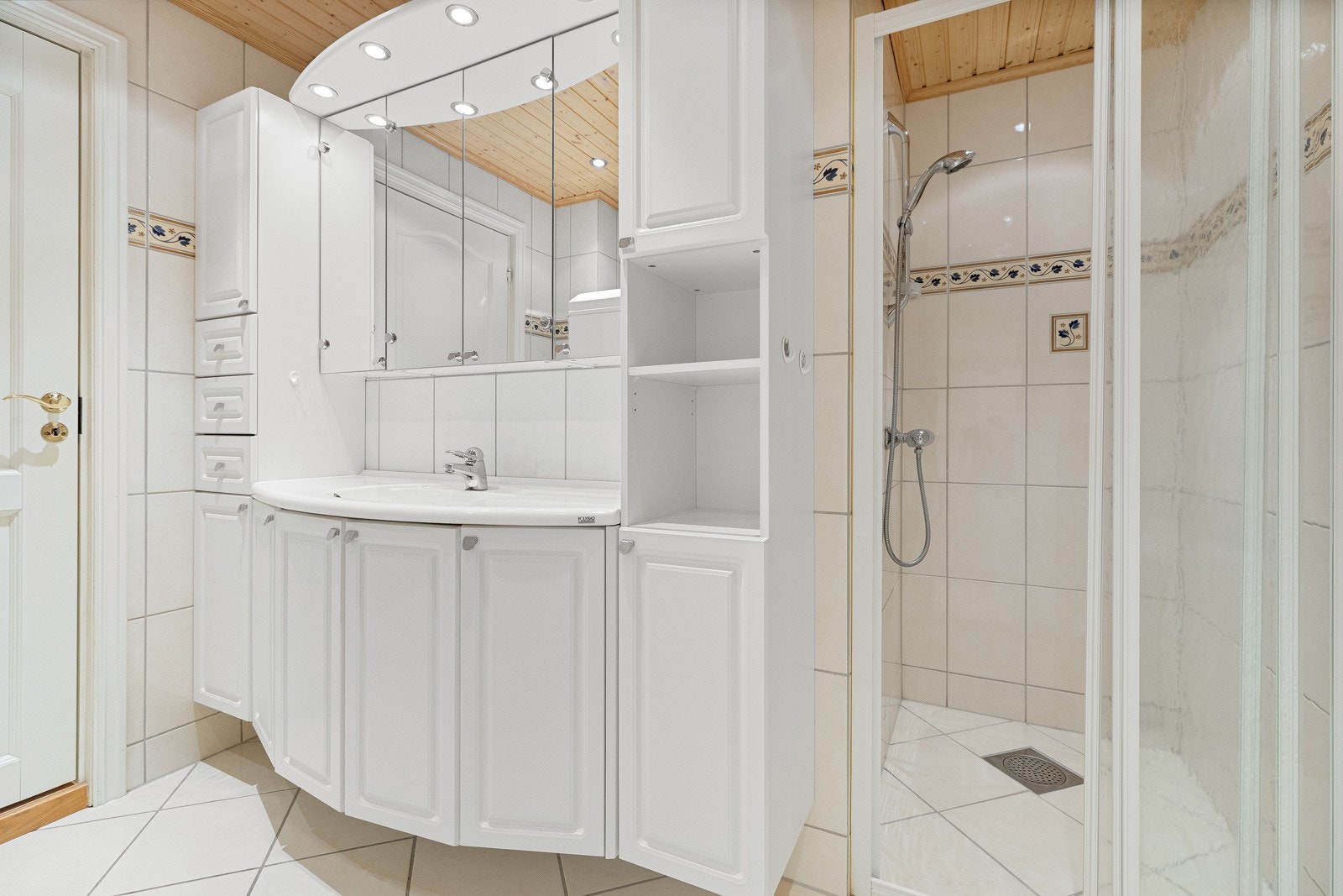 Vegghengt høyskap og god benkeplass rundt servant. Mekanisk avtrekk i himling gir ventilasjon. Galleribilde