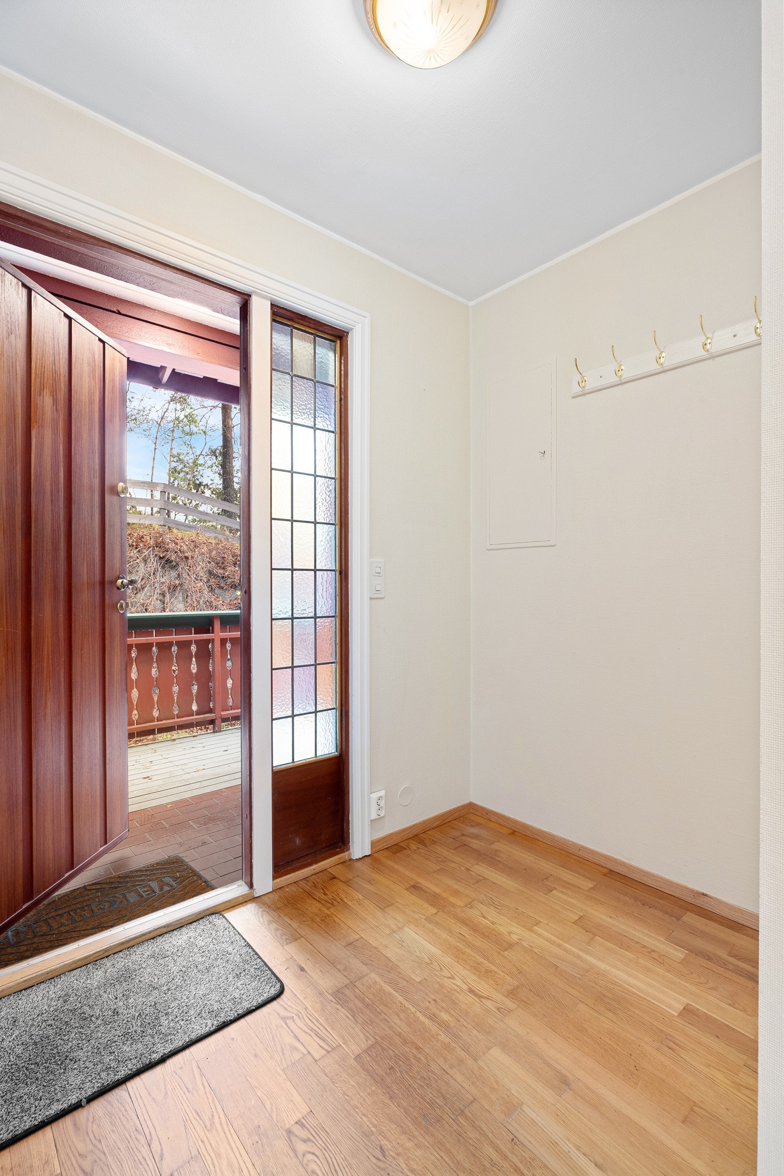 Egen entré med direkte adkomst fra uteplassen og enkel tilgang videre inn i leiligheten. Galleribilde