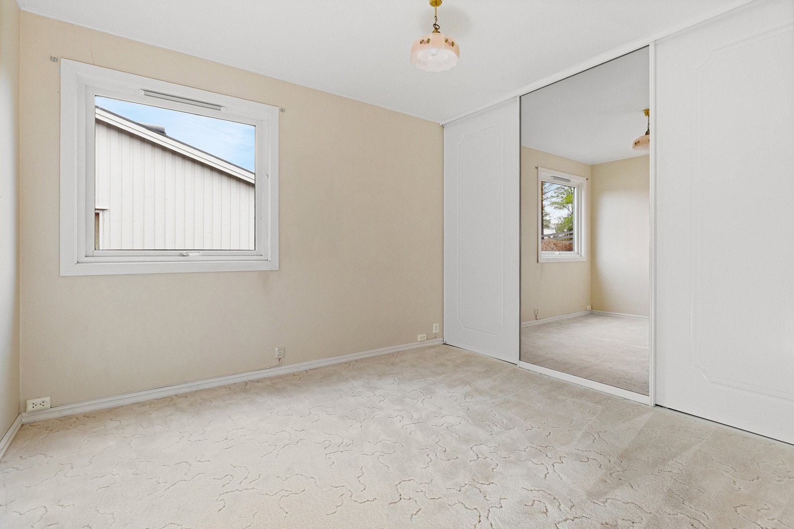 Romslig hovedsoverom med plass til dobbeltseng og garderobe. Vegger med malt tapet/strie, gulv med heldekkende teppe. Galleribilde