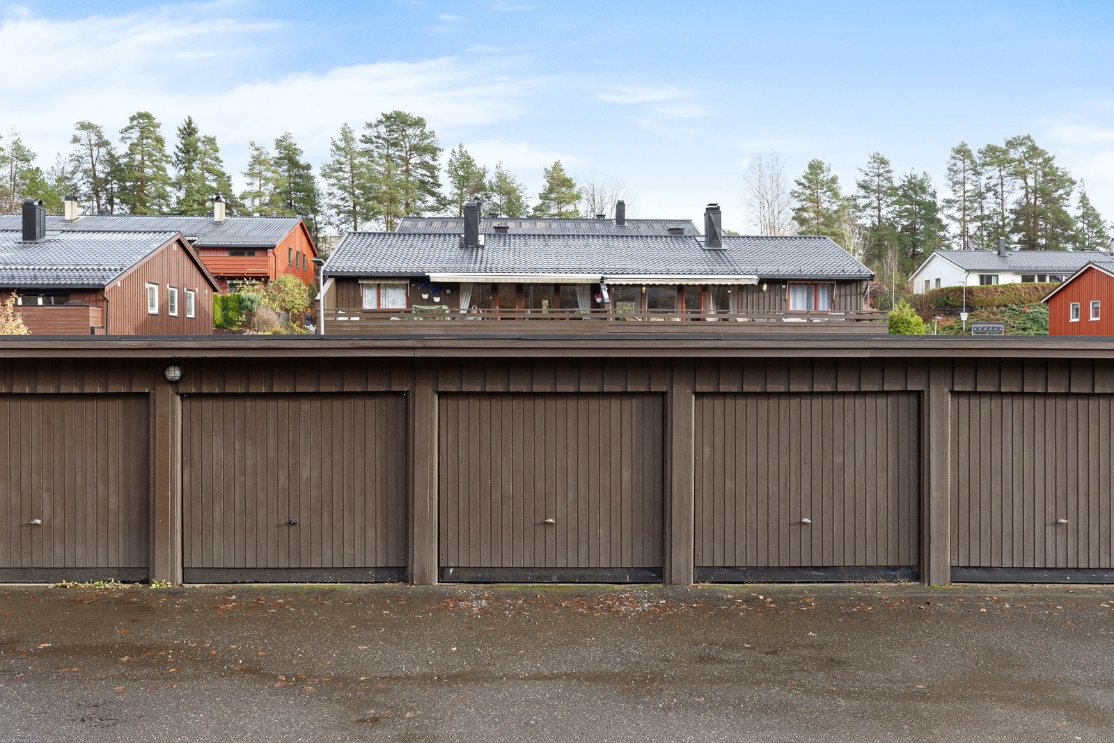 Garasjeplass i felles rekke. Montert el-billader. Galleribilde