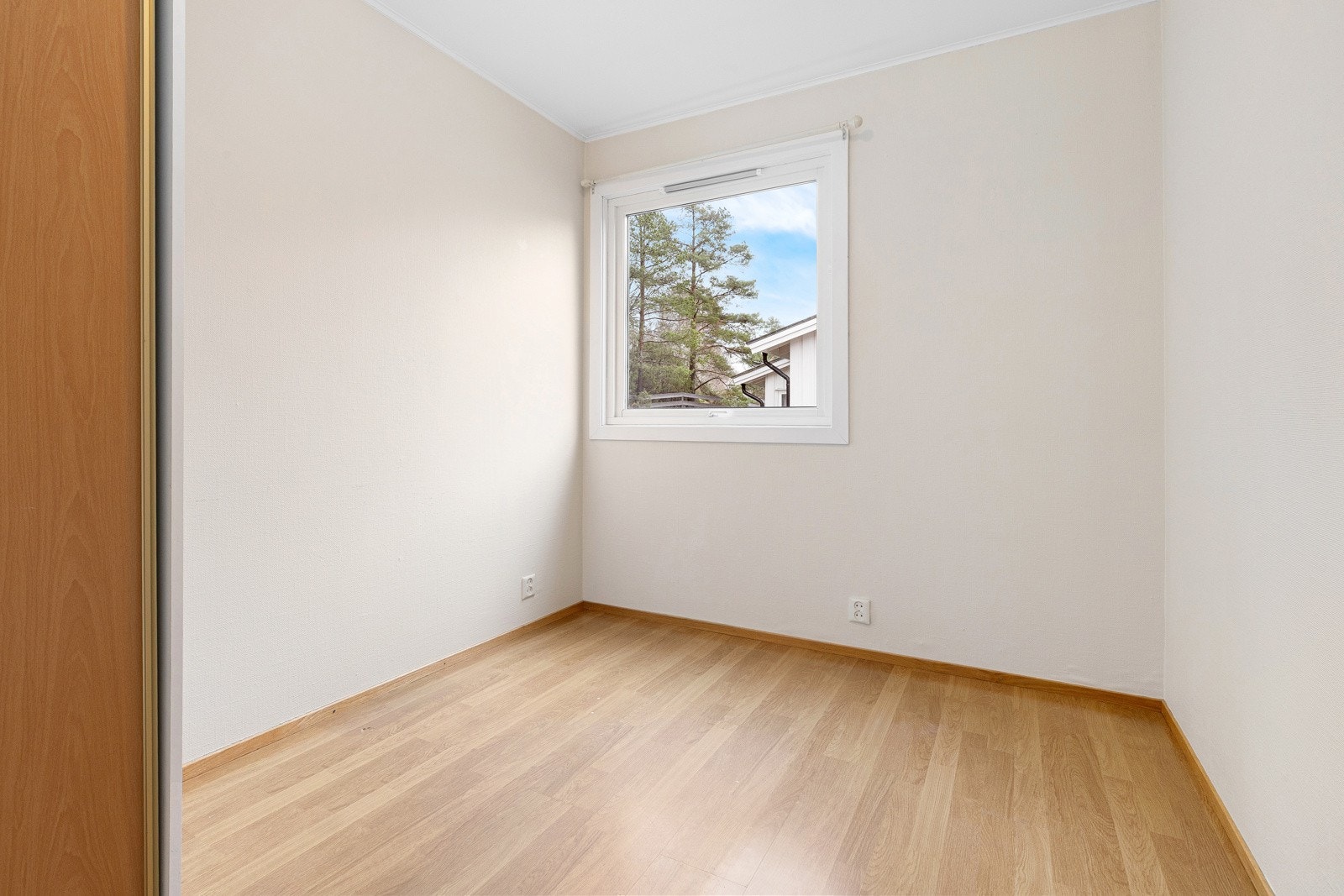 Praktisk rom som kan brukes som soverom, barnerom eller hjemmekontor. Galleribilde