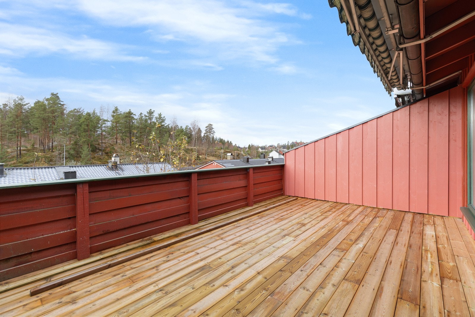 Balkongen ligger i tilknytning til stuen og har både stikkontakt og belysning. En praktisk uteplass som fungerer like godt til morgenkaffe som til lange sommerkvelder. Galleribilde